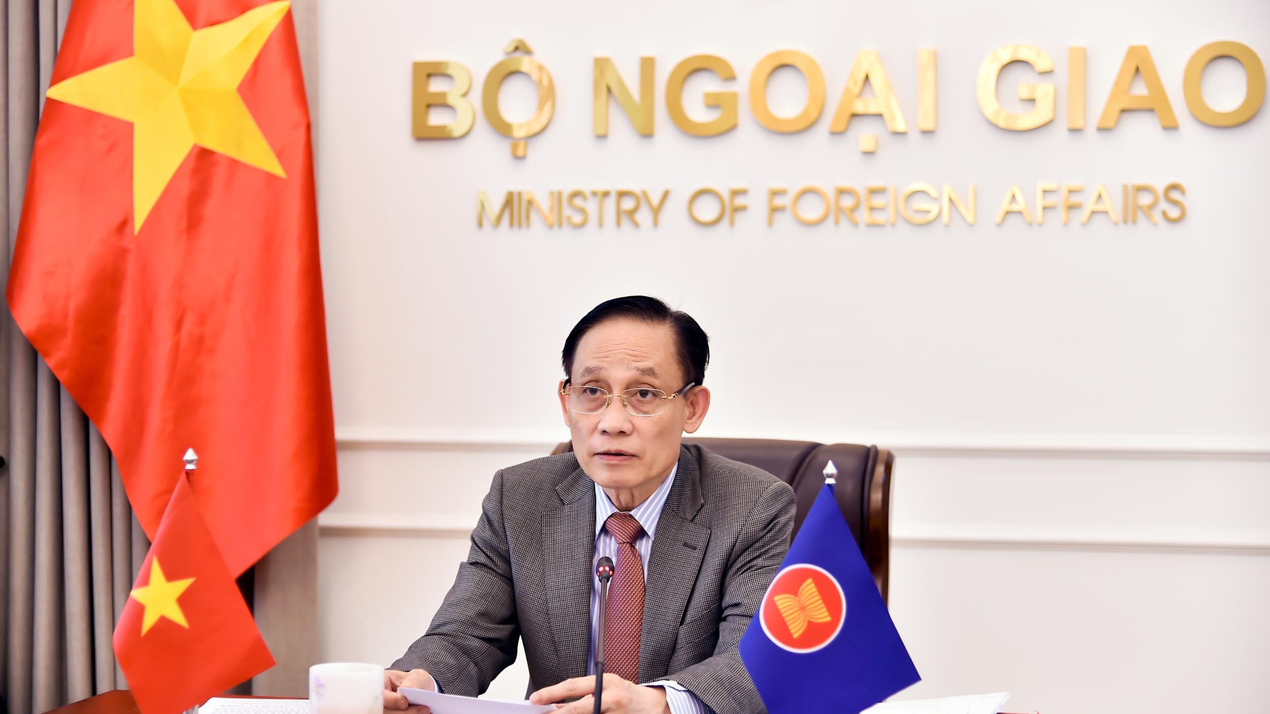 Foreign Minister Le Hoai Trung attends Special ASEAN Foreign Ministers' Meeting on Middle East situation