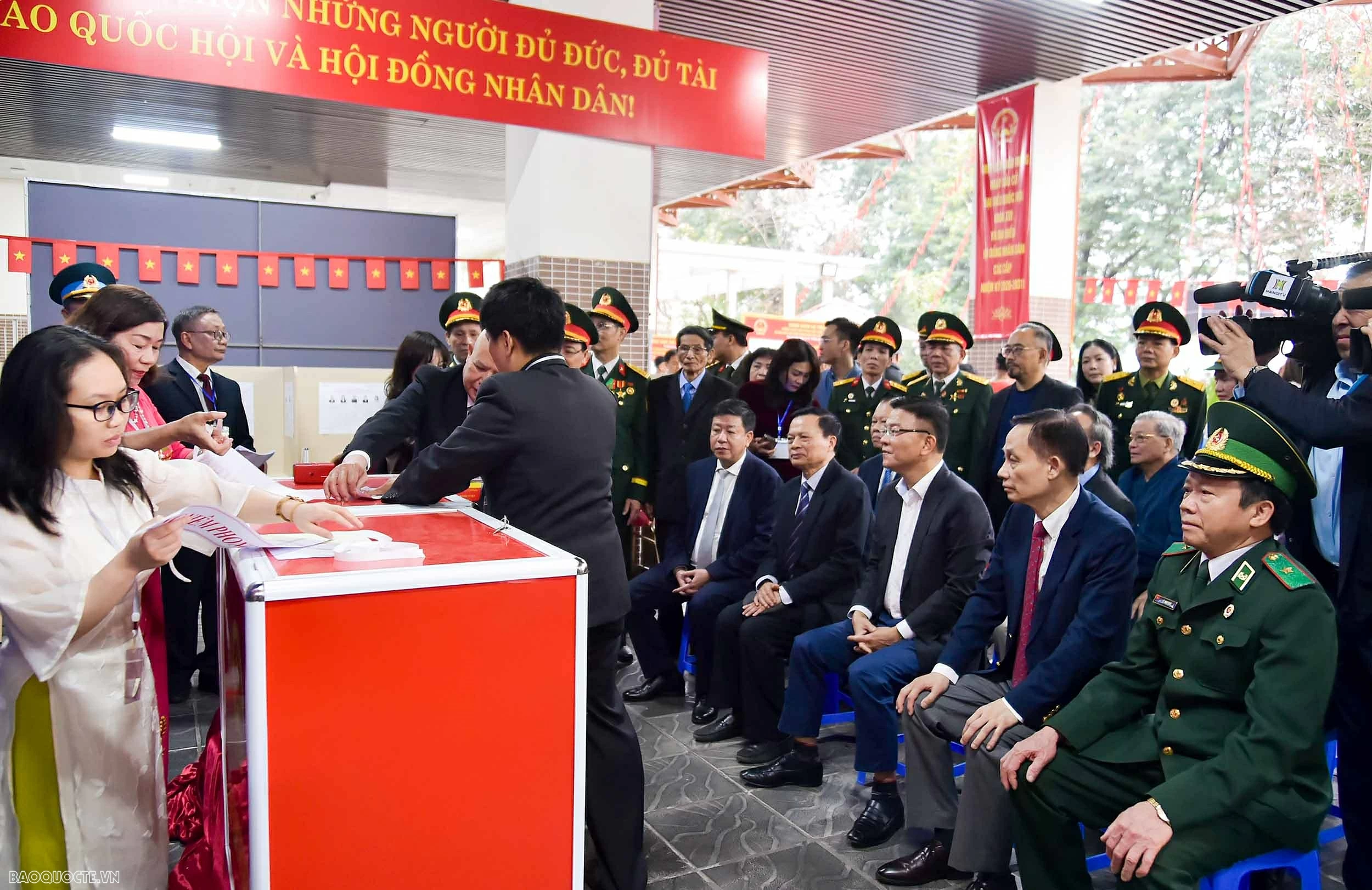 Politburo Member, Minister of Foreign Affairs Le Hoai Trung casts vote for the 16th National Assembly and People's Councils at all levels for the 2026