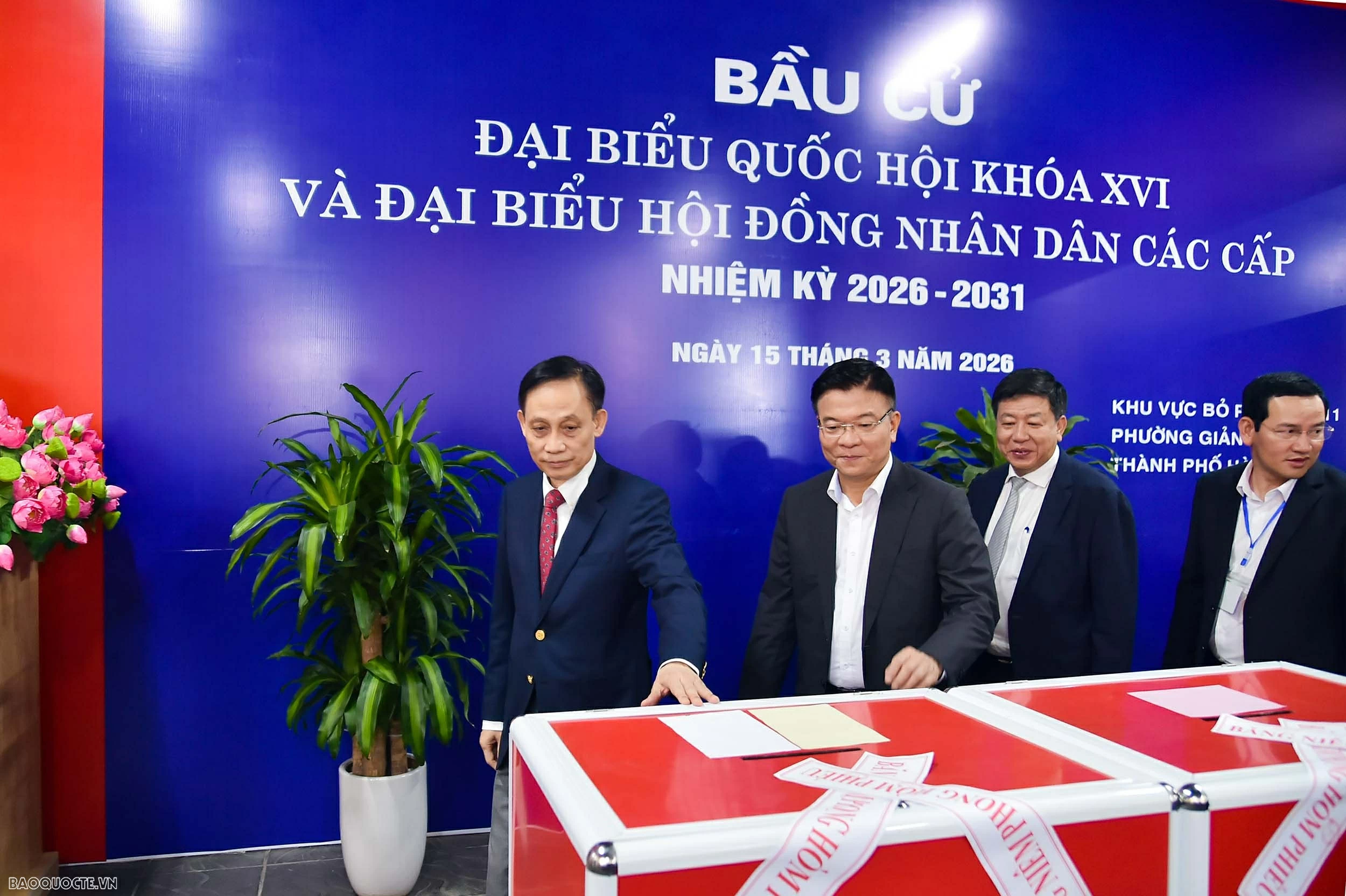 Politburo Member, Minister of Foreign Affairs Le Hoai Trung casts vote for the 16th National Assembly and People's Councils at all levels for the 2026