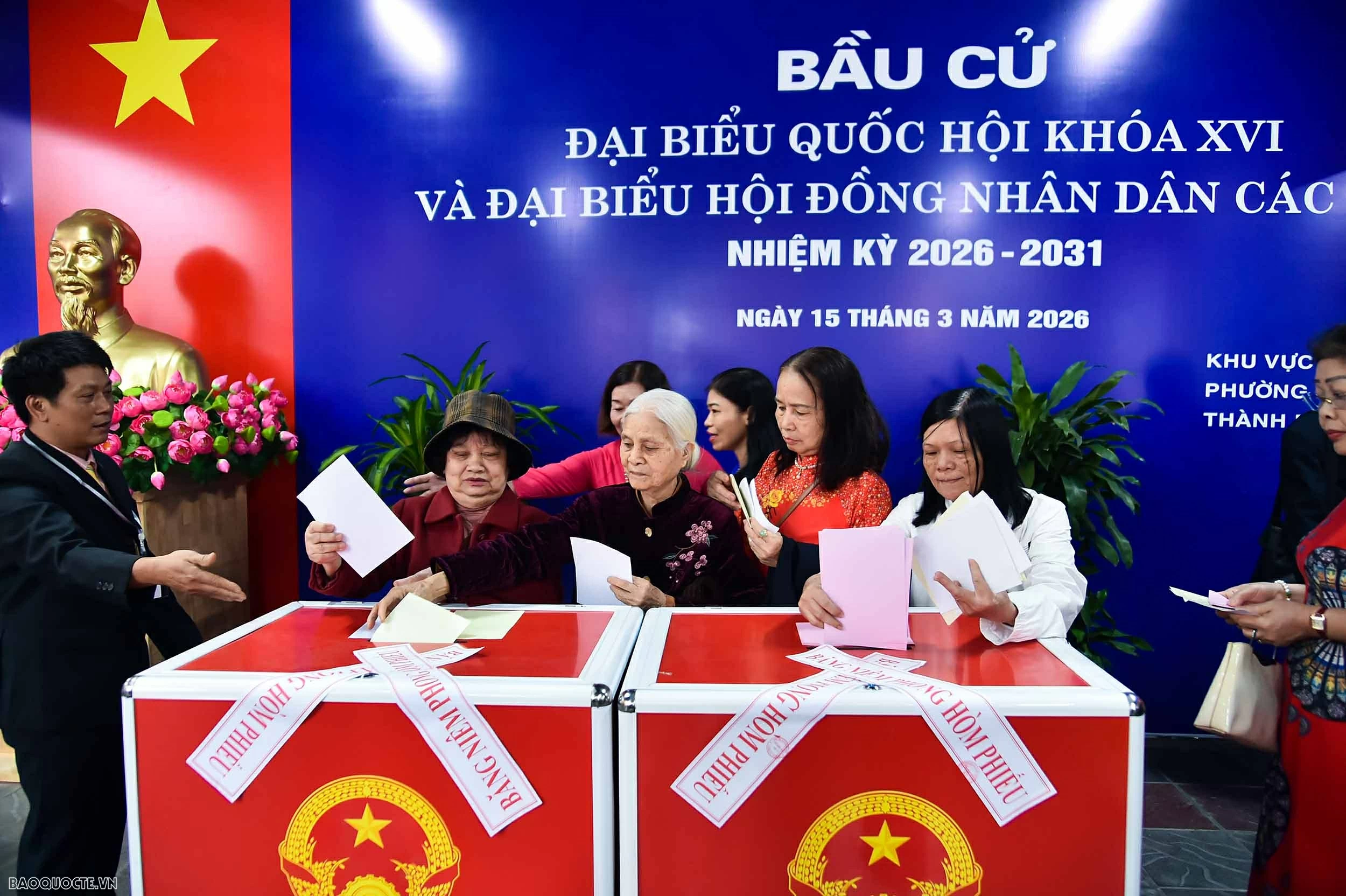 Politburo Member, Minister of Foreign Affairs Le Hoai Trung casts vote for the 16th National Assembly and People's Councils at all levels for the 2026