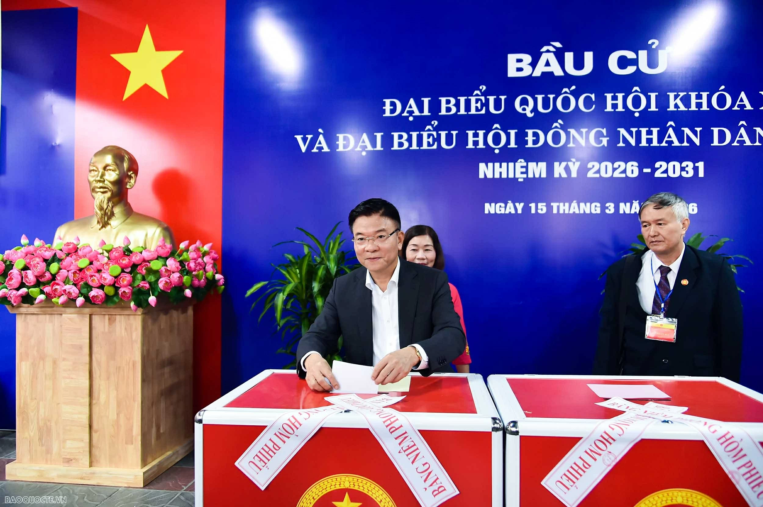 Politburo Member, Minister of Foreign Affairs Le Hoai Trung casts vote for the 16th National Assembly and People's Councils at all levels for the 2026