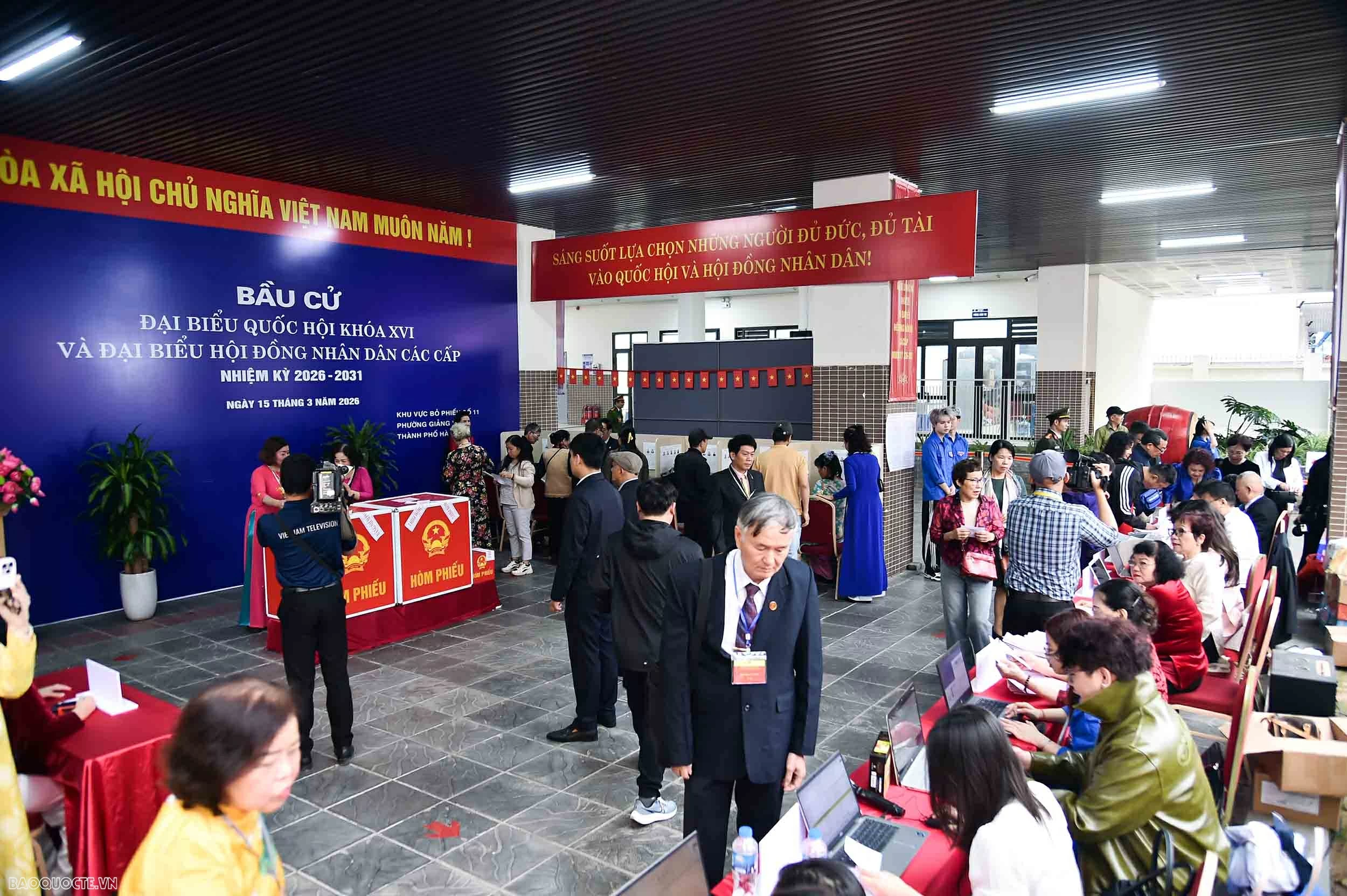 Politburo Member, Minister of Foreign Affairs Le Hoai Trung casts vote for the 16th National Assembly and People's Councils at all levels for the 2026