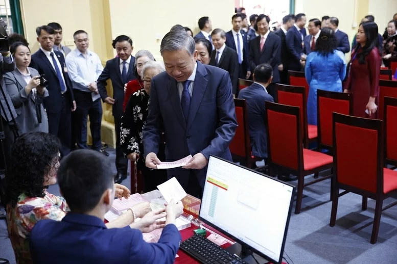 Party General Secretary casts ballot in Hanois Ba Dinh ward Party General Secretary casts ballot in Hanois Ba Dinh ward