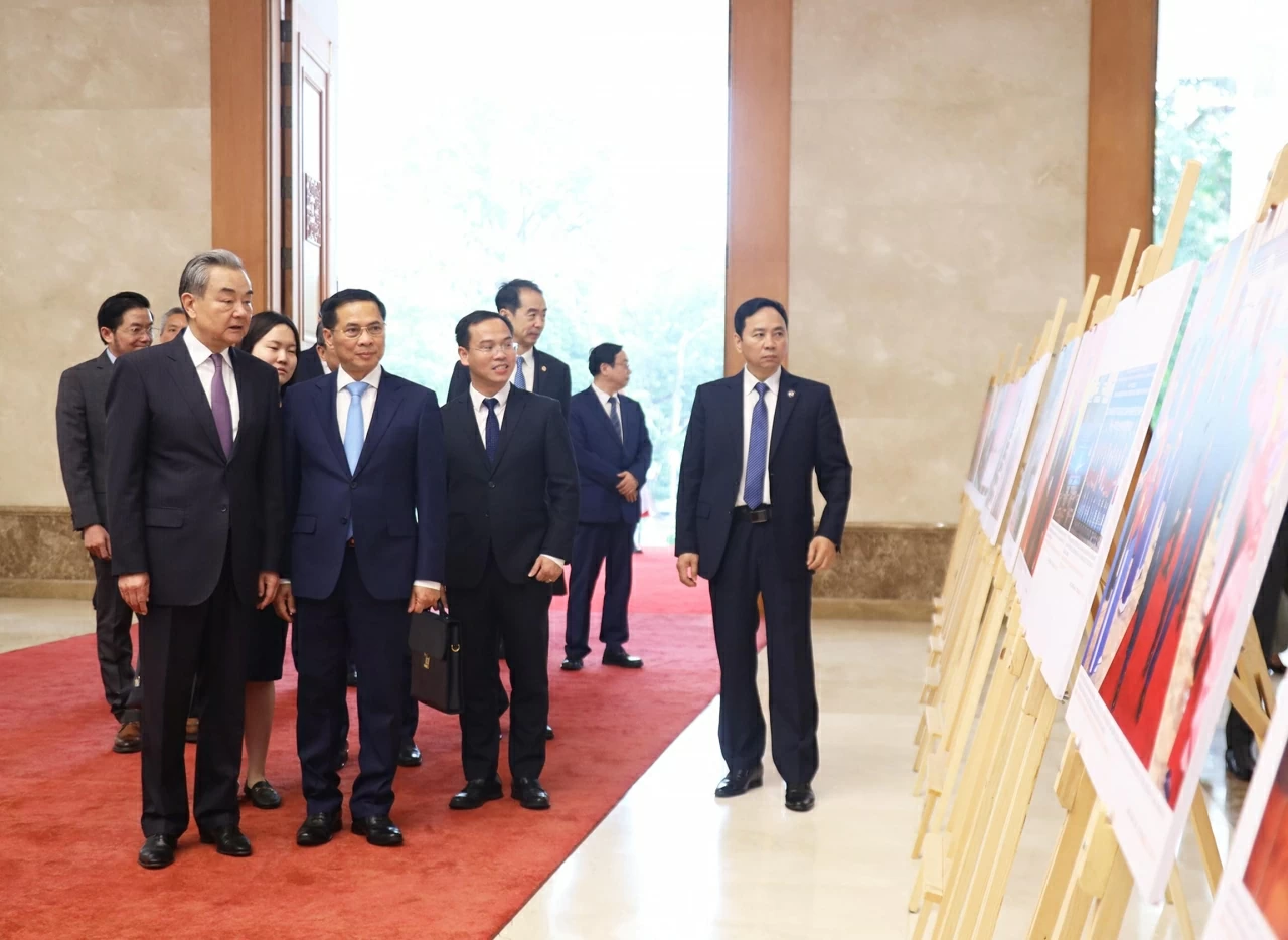 Deputy PM Bui Thanh Son and Chinese Foreign Minister Wang Yi chair 17th Meeting of the Vietnam-China  Steering Committee for bilateral cooperation