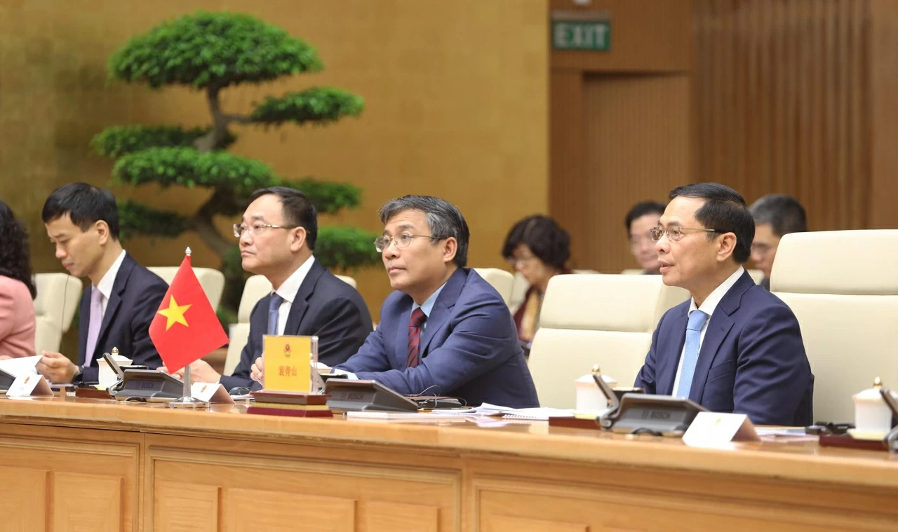 Deputy PM Bui Thanh Son and Chinese Foreign Minister Wang Yi chair 17th Meeting of the Vietnam-China  Steering Committee for bilateral cooperation