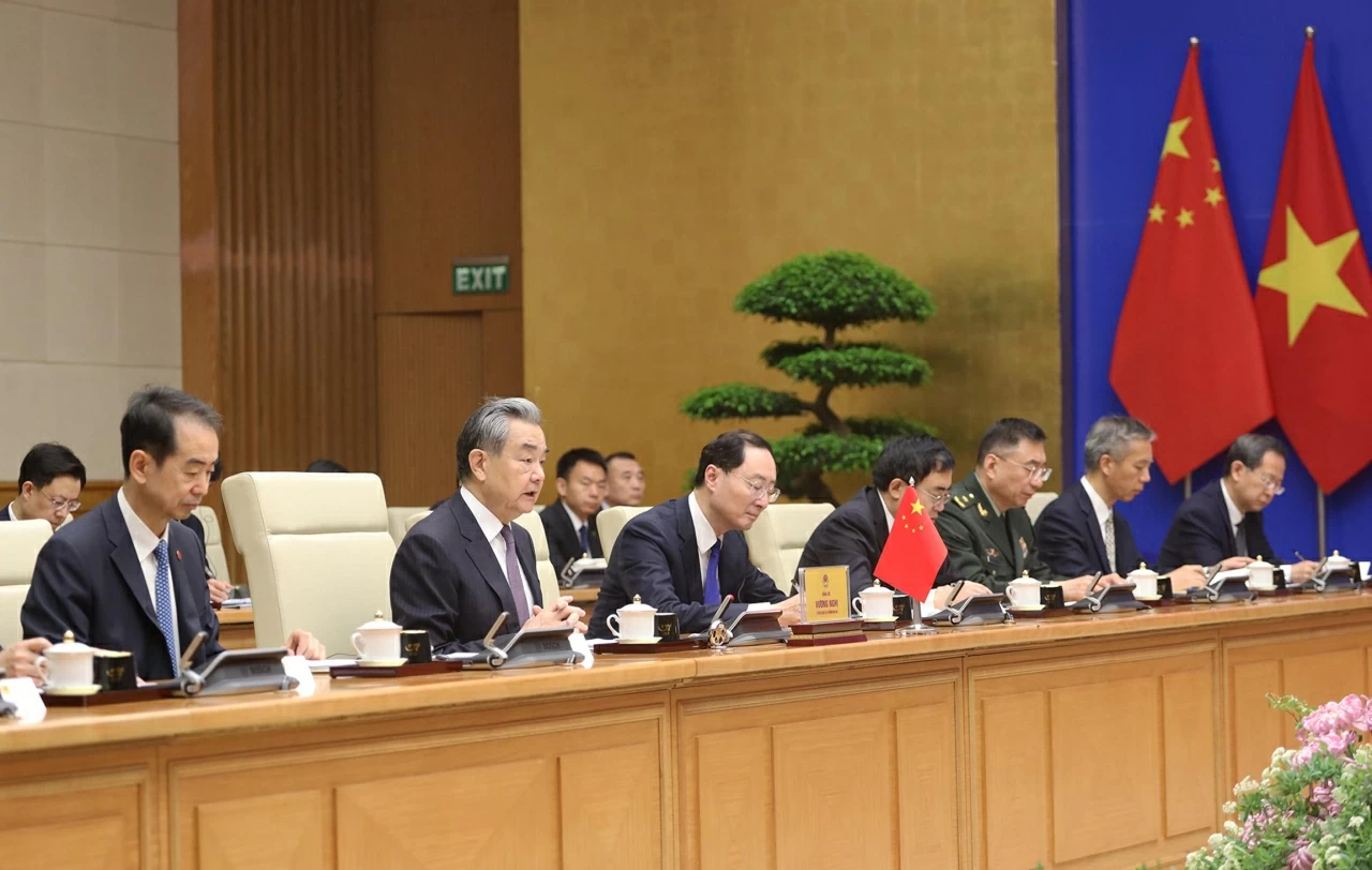 Deputy PM Bui Thanh Son and Chinese Foreign Minister Wang Yi chair 17th Meeting of the Vietnam-China  Steering Committee for bilateral cooperation