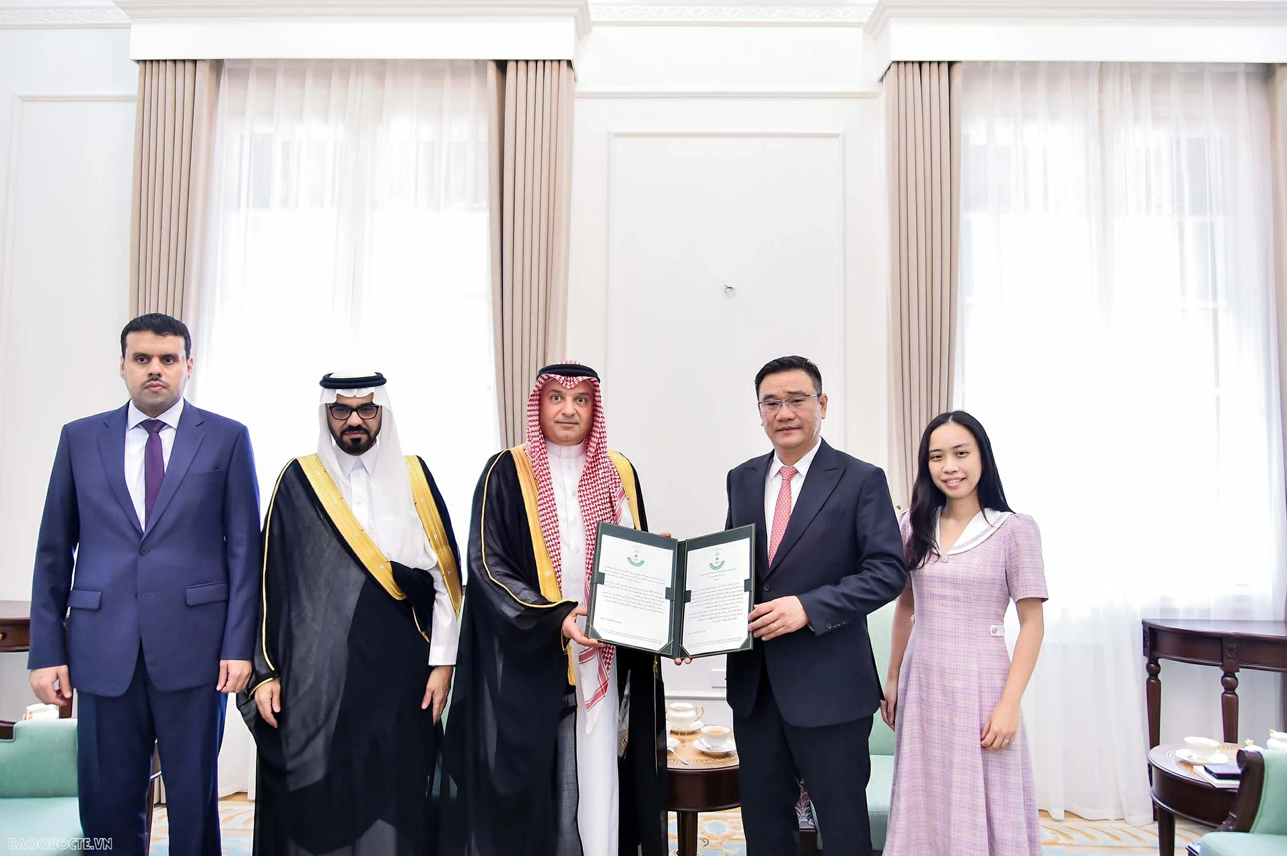 Chief of State Protocol Directorate receives copy of Credentials from Saudi Arabian Ambassador to Vietnam Chief of State Protocol Directorate receives copy of Credentials from Saudi Arabian Ambassador to Vietnam