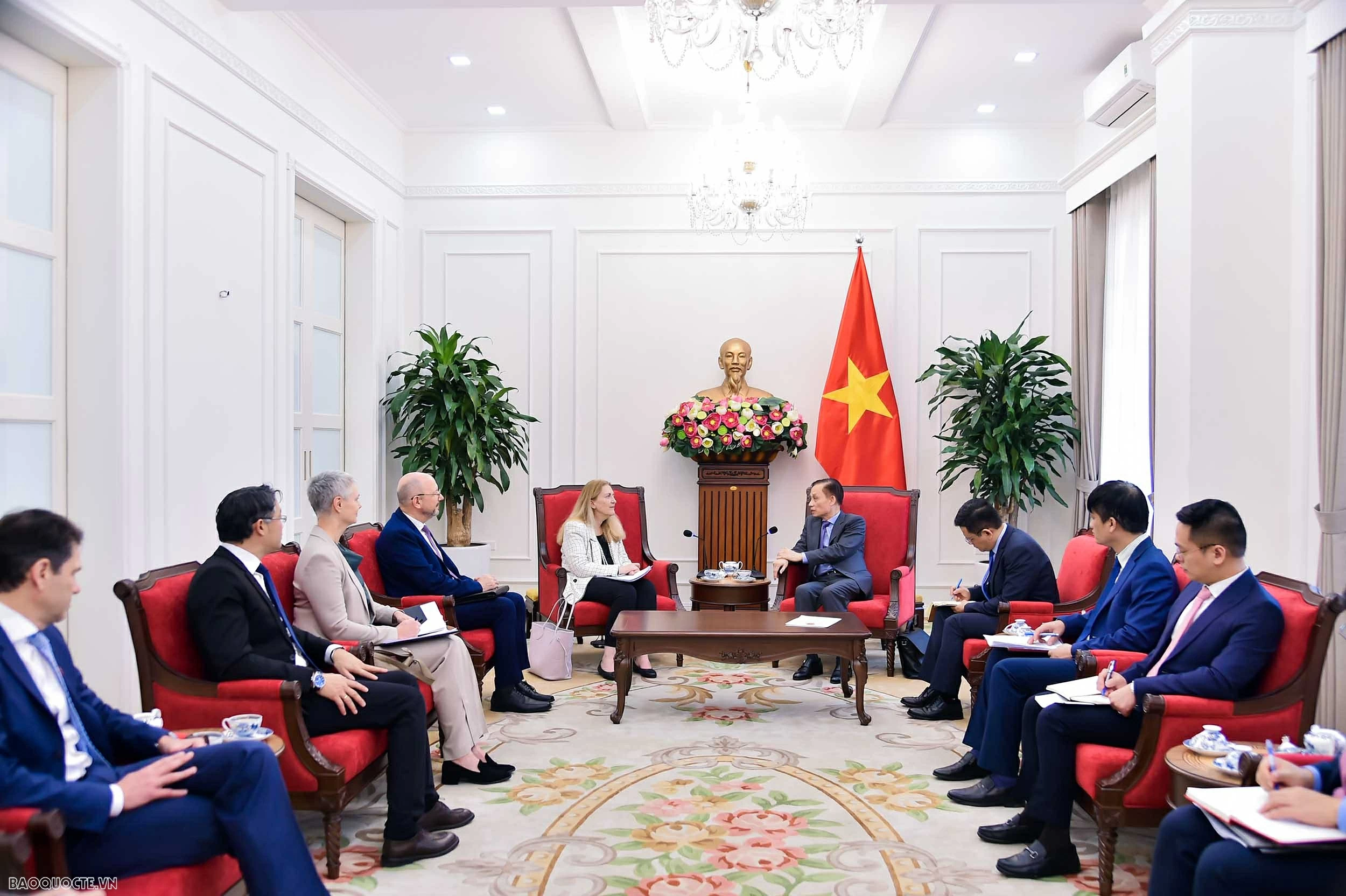 Politburo Member, FM Le Hoai Trung receives Swiss State Secretary Helene Budliger Artieda