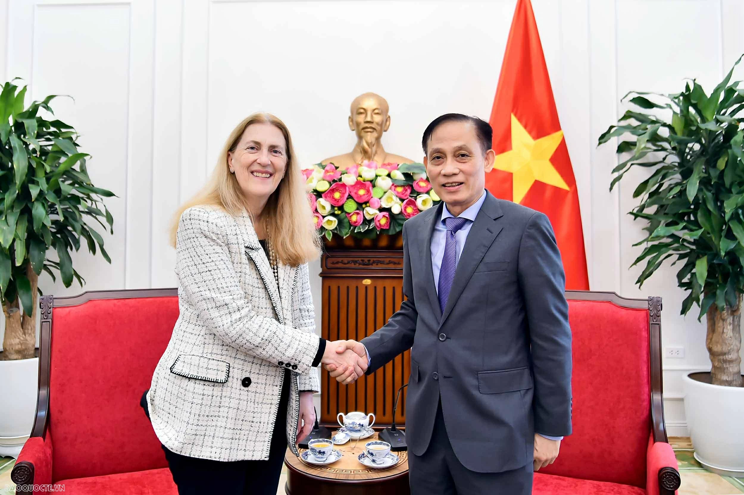 Politburo Member, FM Le Hoai Trung receives Swiss State Secretary Helene Budliger Artieda