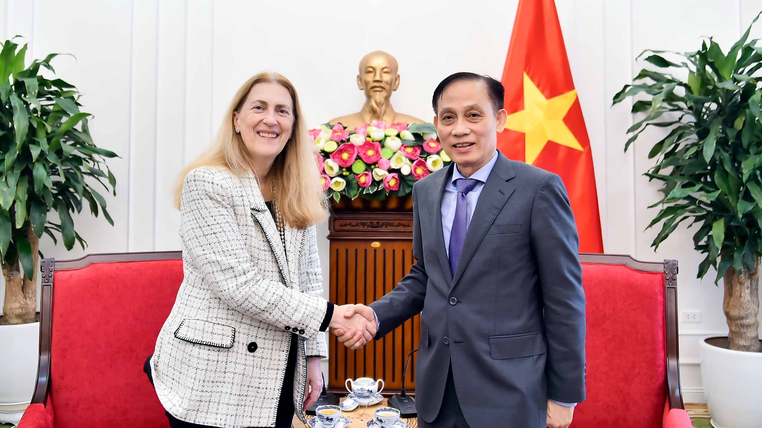 Politburo Member, FM Le Hoai Trung receives Swiss State Secretary Helene Budliger Artieda