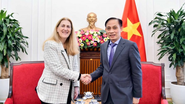 Politburo Member, FM Le Hoai Trung receives Swiss State Secretary Helene Budliger Artieda