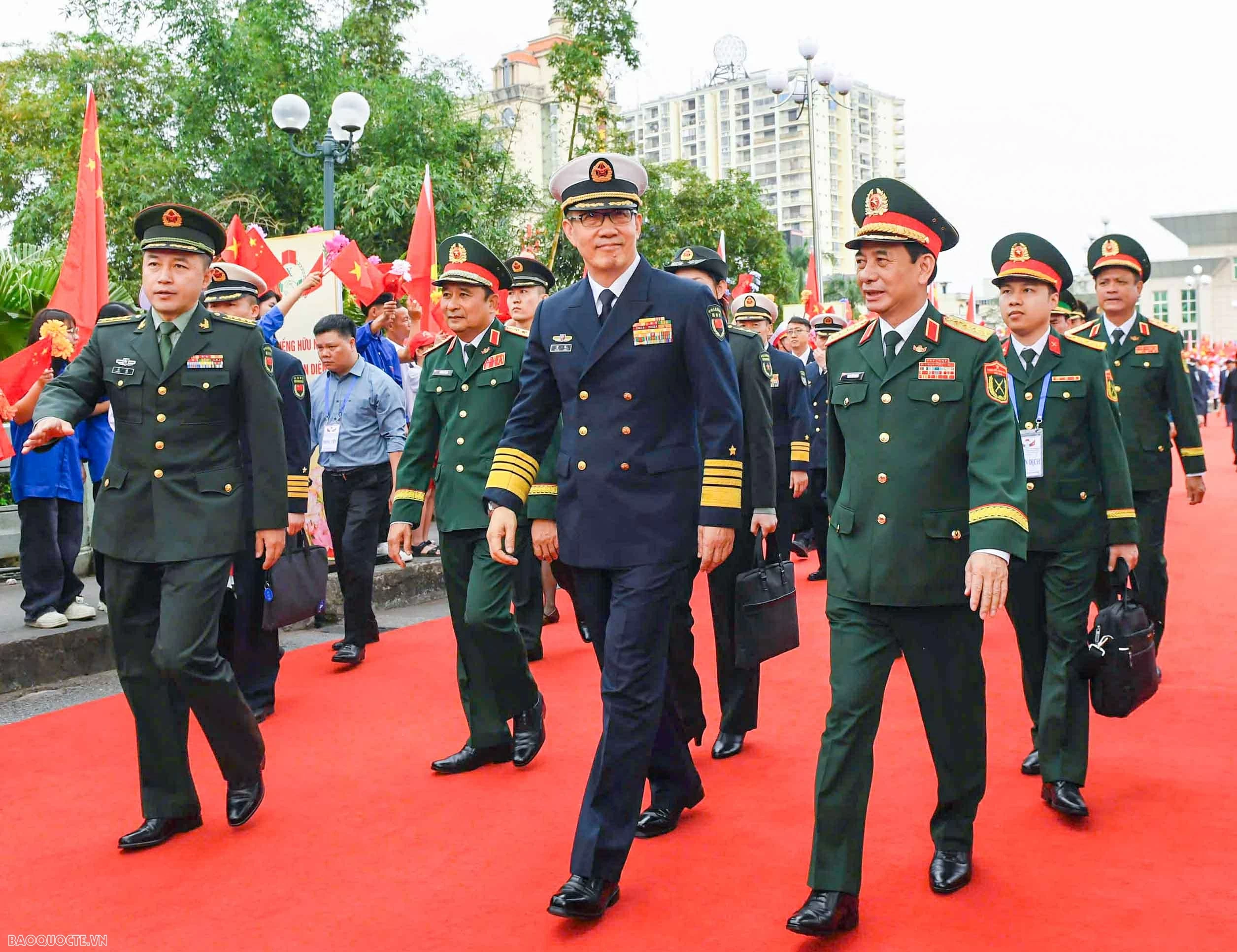 Vietnam, China Defense Ministers meet at border for friendship exchange activities