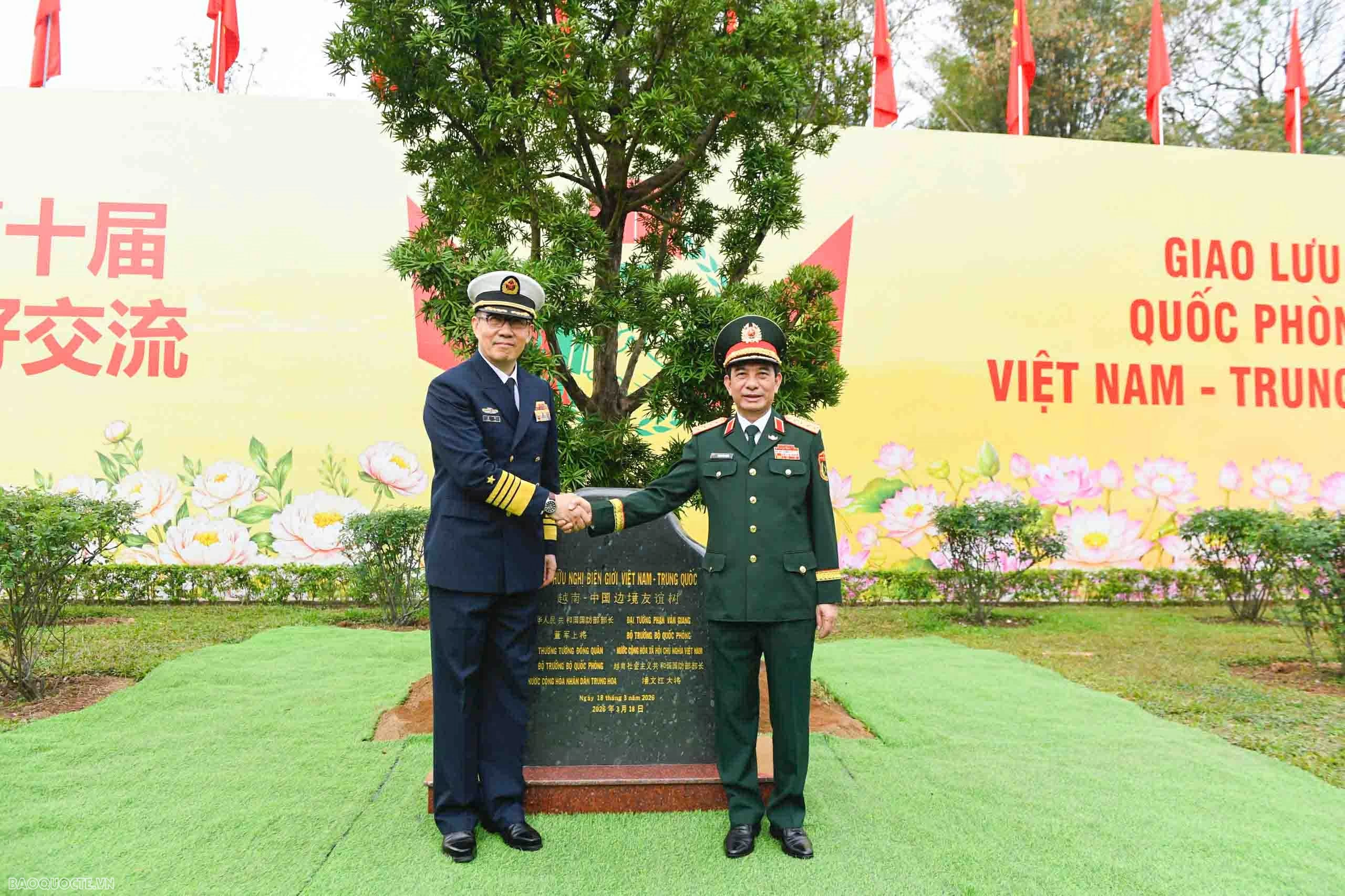Vietnam, China Defense Ministers meet at border for friendship exchange activities