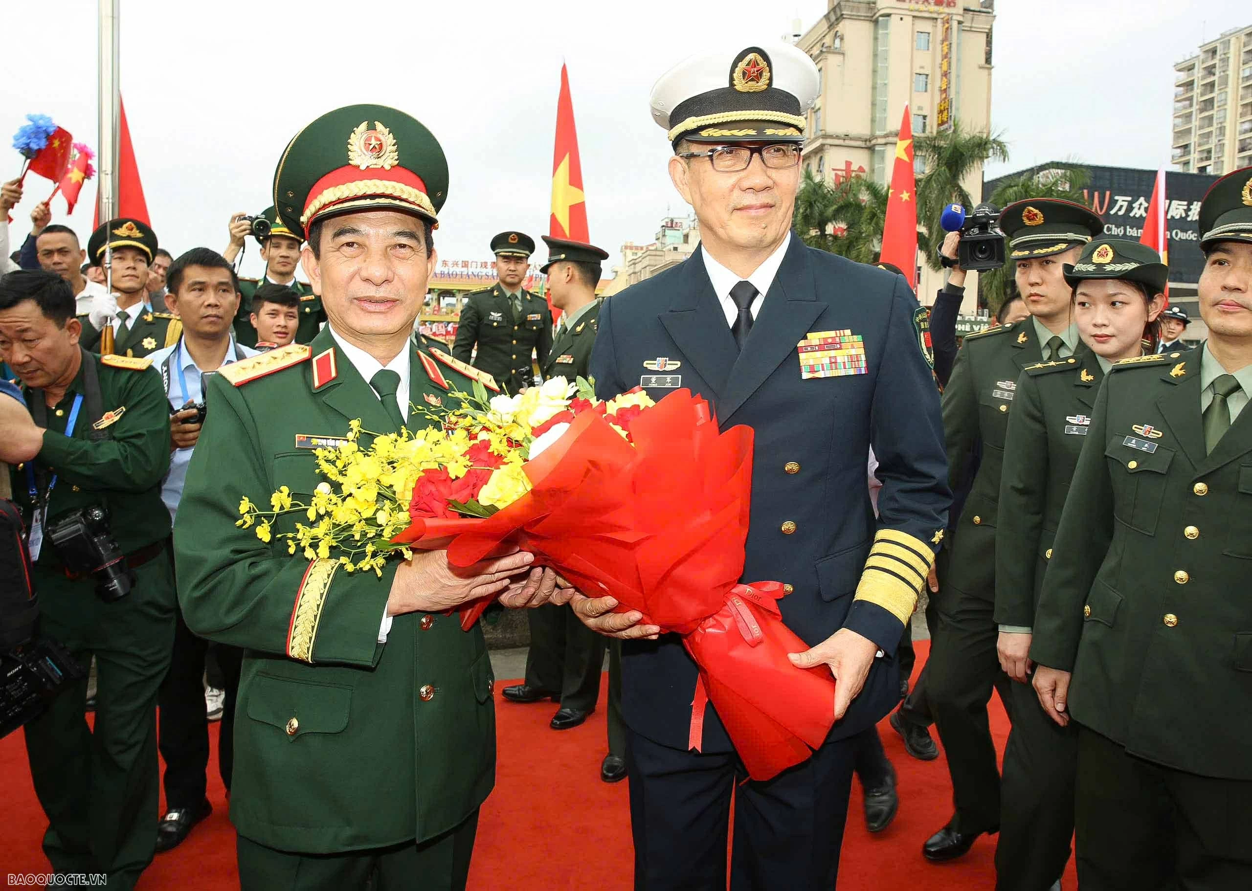 Vietnam, China Defense Ministers meet at border for friendship exchange activities