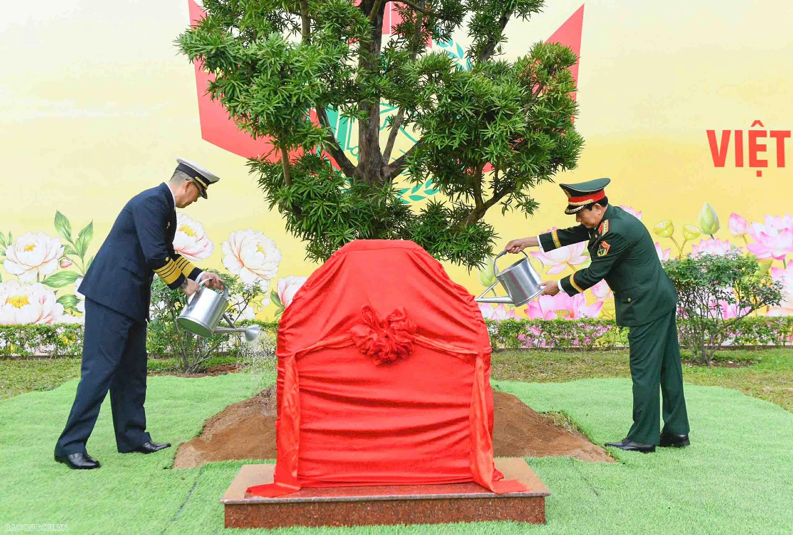 Vietnam, China Defense Ministers meet at border for friendship exchange activities