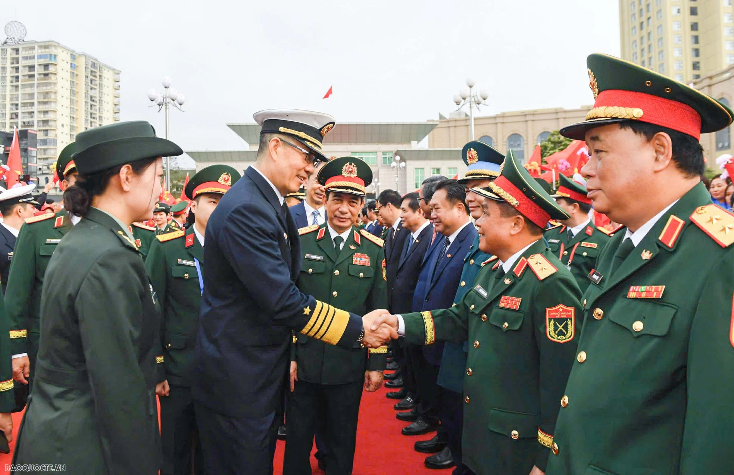 Vietnam, China Defense Ministers meet at border for friendship exchange activities