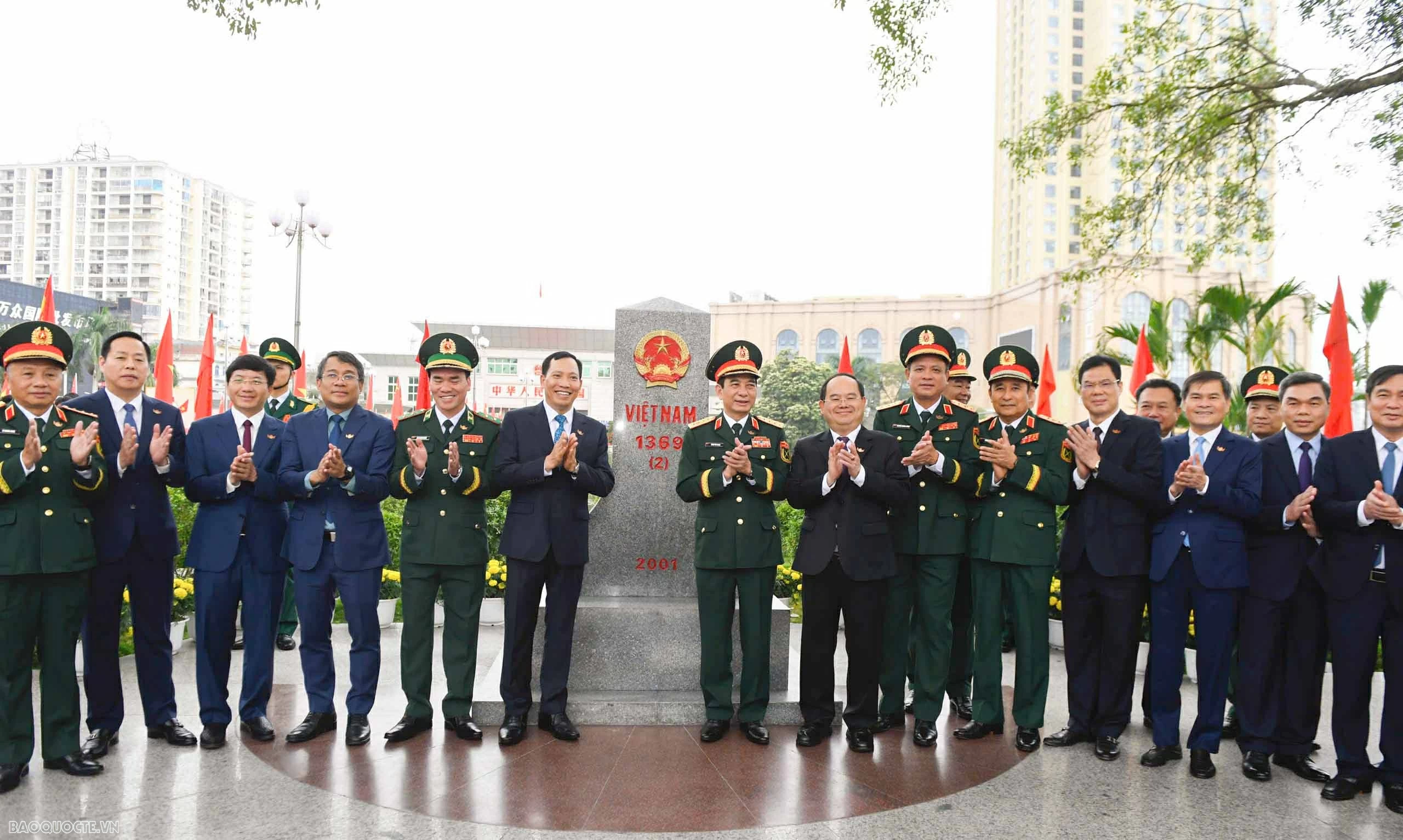 Vietnam, China Defense Ministers meet at border for friendship exchange activities
