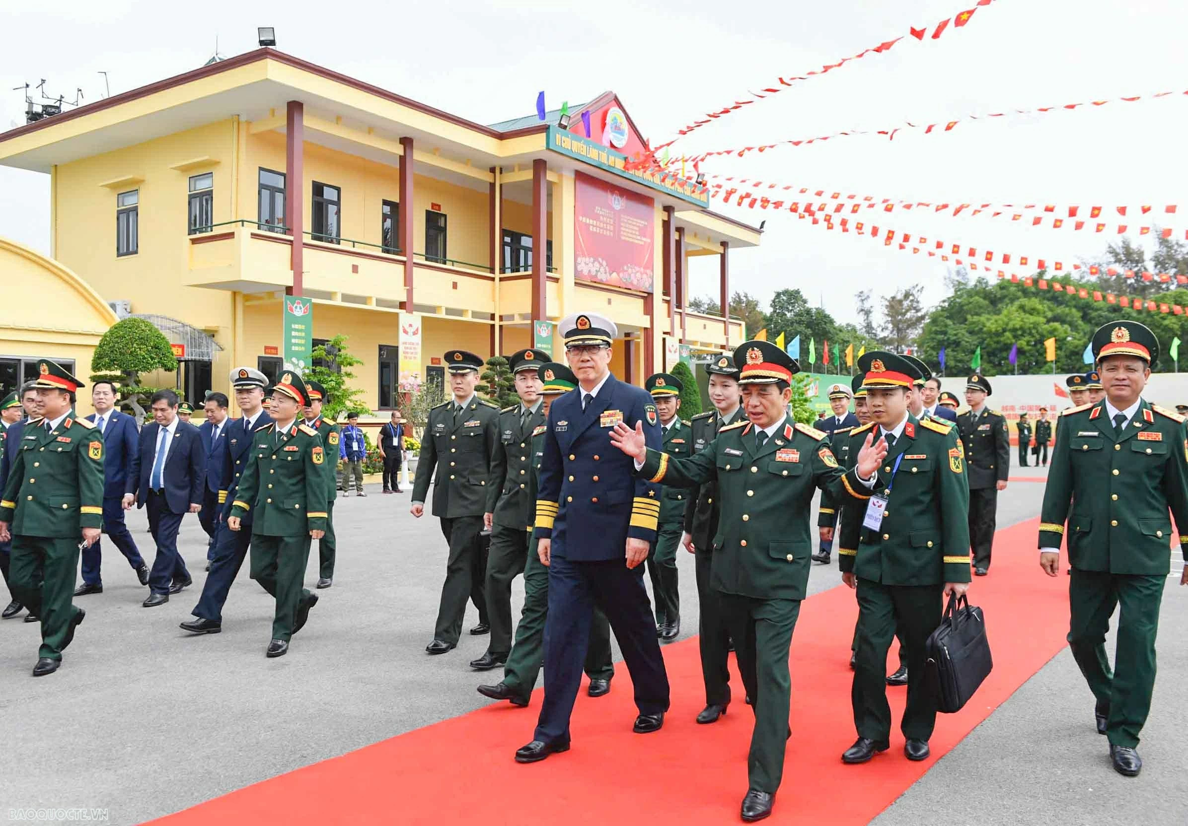 Border guards showcase service dogs to Vietnamese and Chinese Defense Ministers