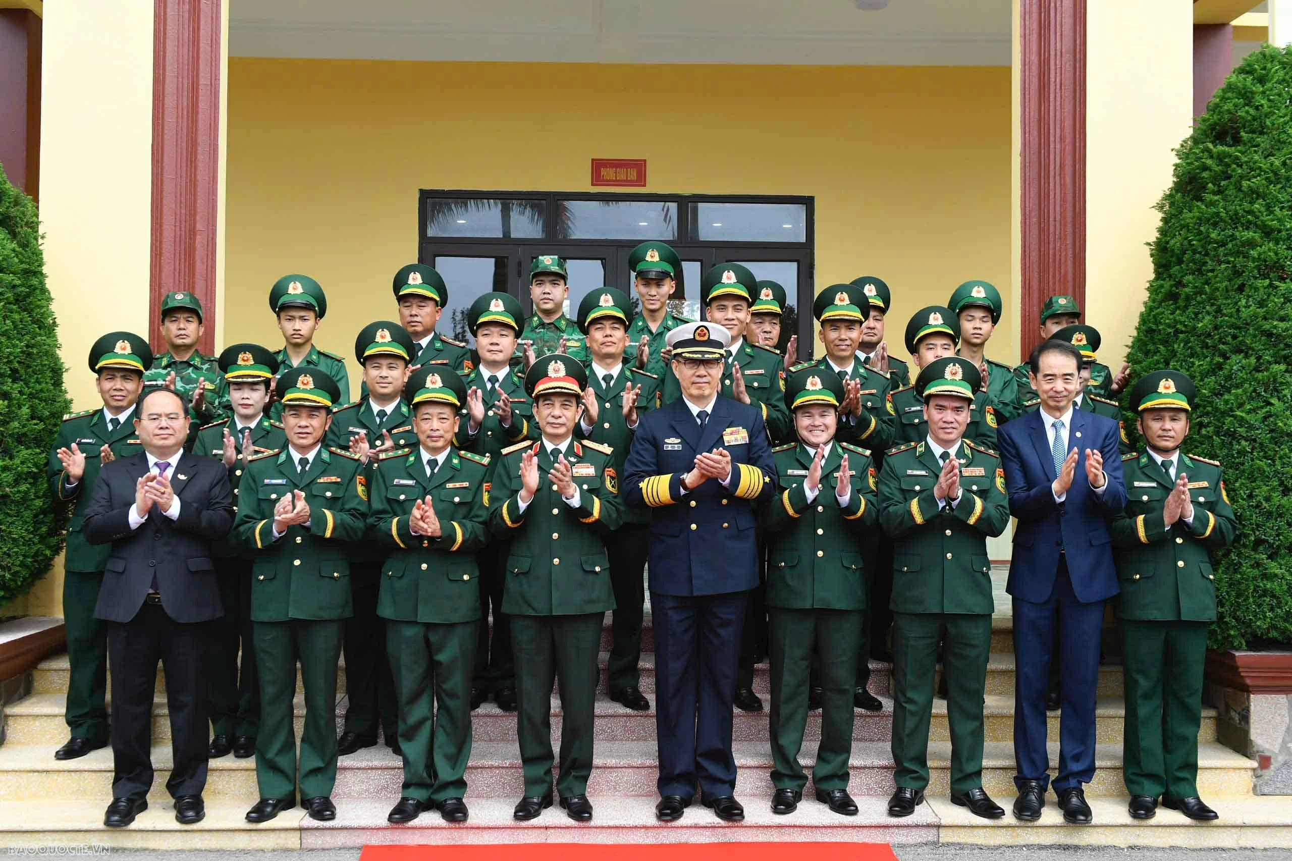 Border guards showcase service dogs to Vietnamese and Chinese Defense Ministers