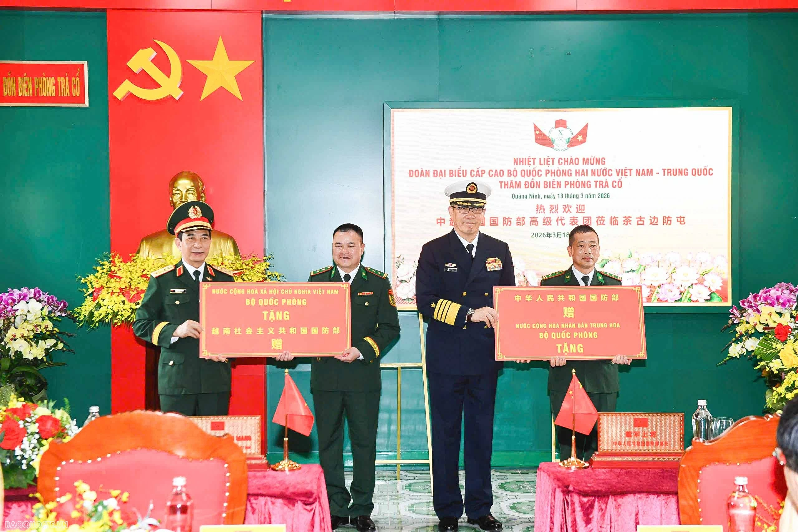 Border guards showcase service dogs to Vietnamese and Chinese Defense Ministers