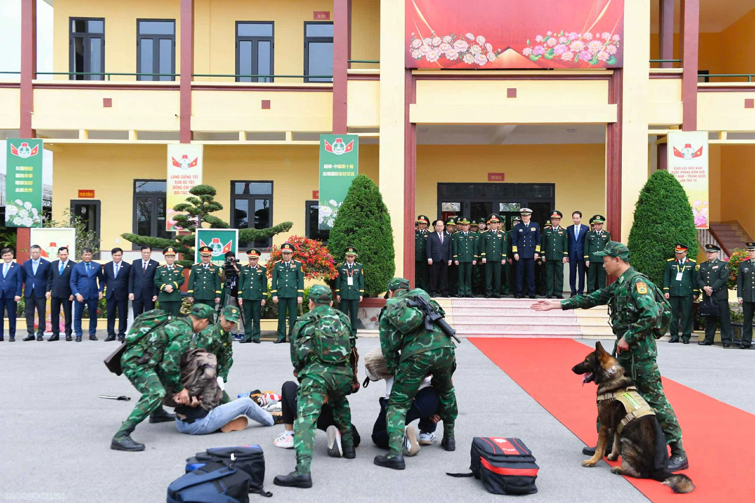 Border guards showcase service dogs to Vietnamese and Chinese Defense Ministers