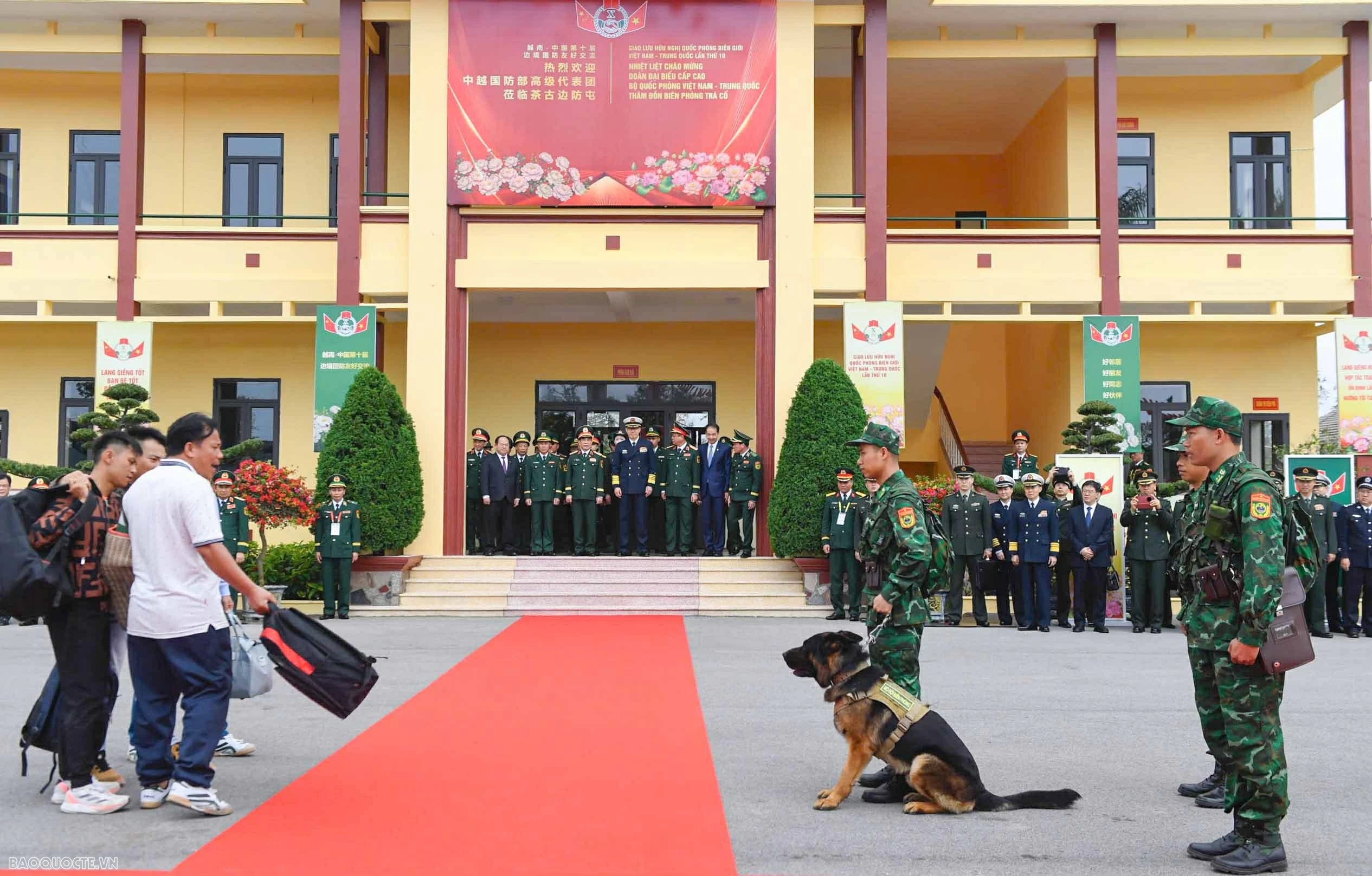 Border guards showcase service dogs to Vietnamese and Chinese Defense Ministers