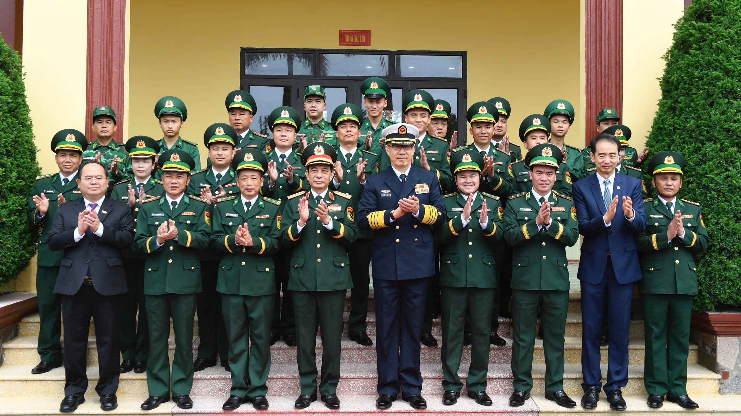 Border guards showcase service dogs to Vietnamese and Chinese Defense Ministers