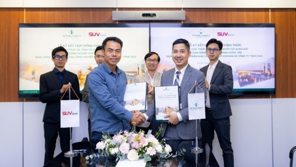 Stavian Hung Yen Industrial cluster signs land sublease contract and hands over land to investors