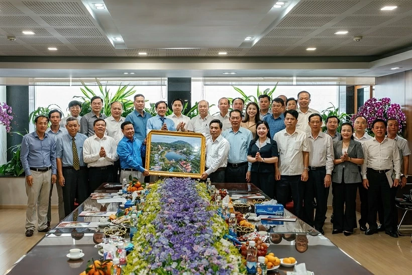 Lãnh đạo Tập đoàn Sao Mai trao tặng bức tranh lưu niệm cho Đoàn công tác tỉnh Thanh Hóa thể hiện sự thắt chặt mối quan hệ hợp tác đầu tư. Lãnh đạo Tập đoàn Sao Mai trao tặng bức tranh lưu niệm cho Đoàn công tác tỉnh Thanh Hóa thể hiện sự thắt chặt mối quan hệ hợp tác đầu tư.