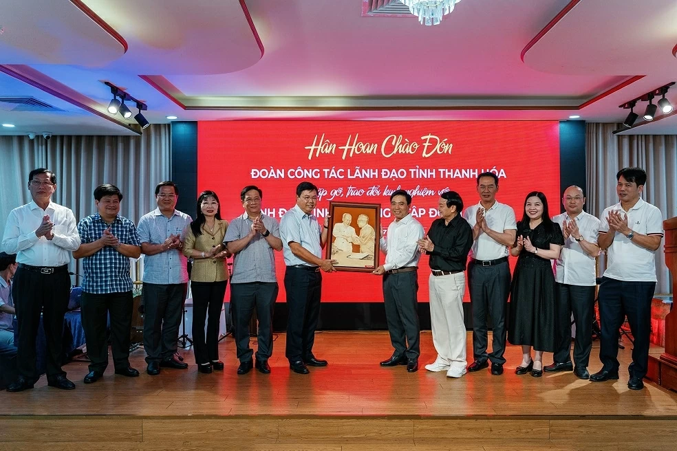 Bí thư Tỉnh ủy Thanh Hóa nhận quà lưu niệm từ lãnh đạo tỉnh An Giang, thắt chặt mối quan hệ hợp tác giữa hai địa phương và doanh nghiệp. Bí thư Tỉnh ủy Thanh Hóa nhận quà lưu niệm từ lãnh đạo tỉnh An Giang, thắt chặt mối quan hệ hợp tác giữa hai địa phương và doanh nghiệp.