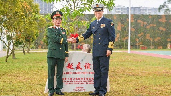 General Phan Van Giang visits China's Dongxing International Border Gate
