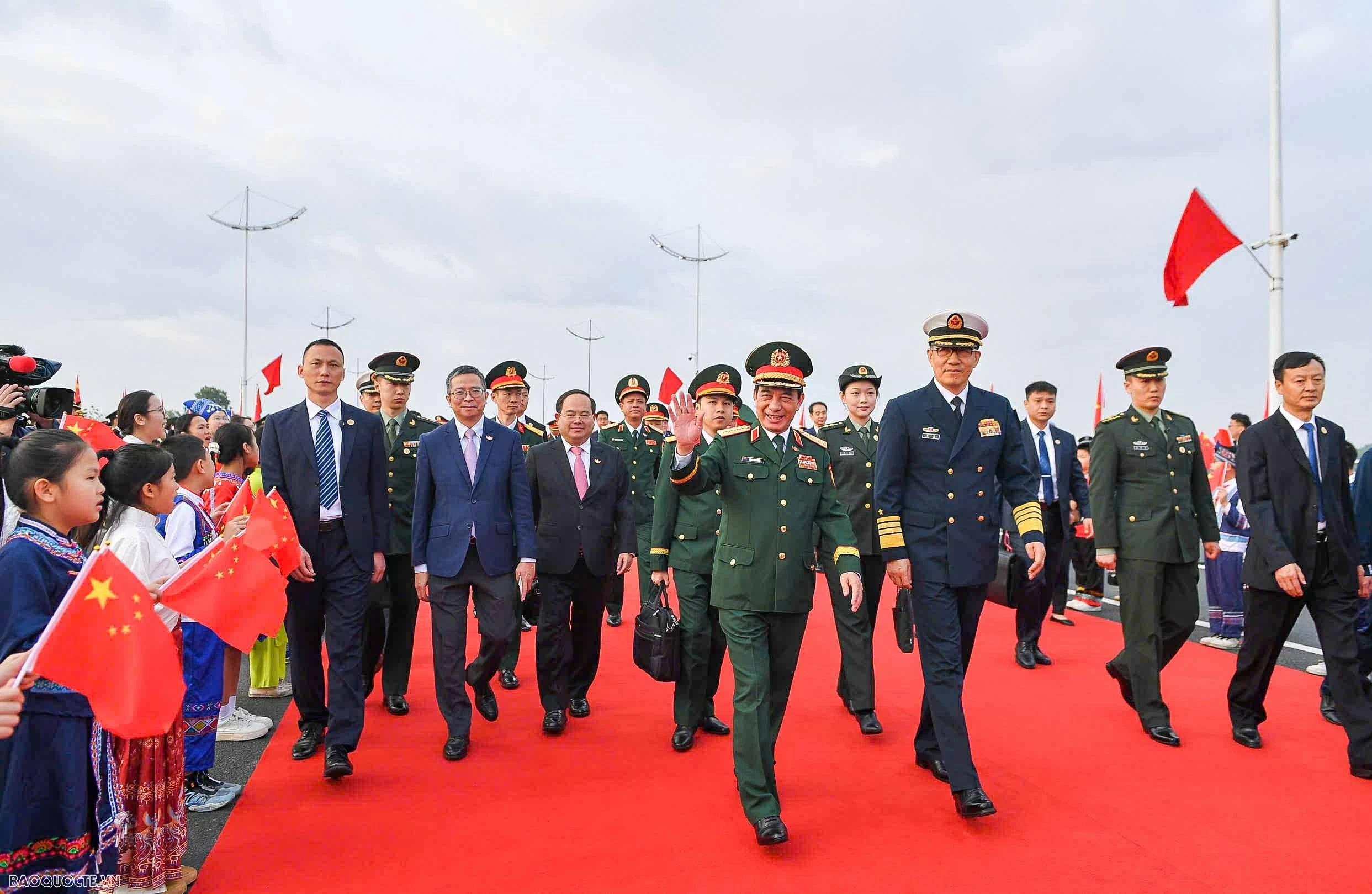 General Phan Van Giang visits China's Dongxing International Border Gate