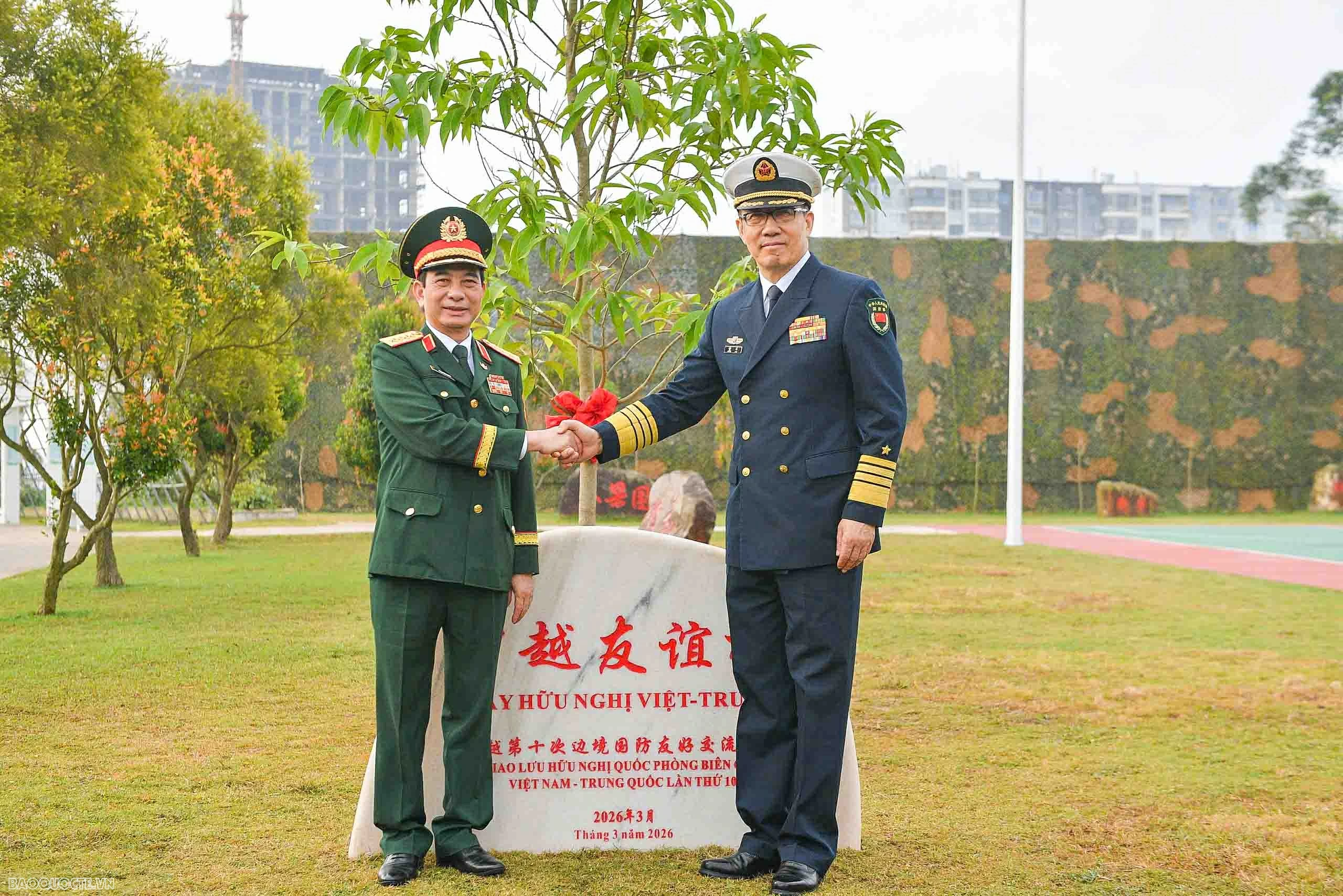 General Phan Van Giang visits China's Dongxing International Border Gate