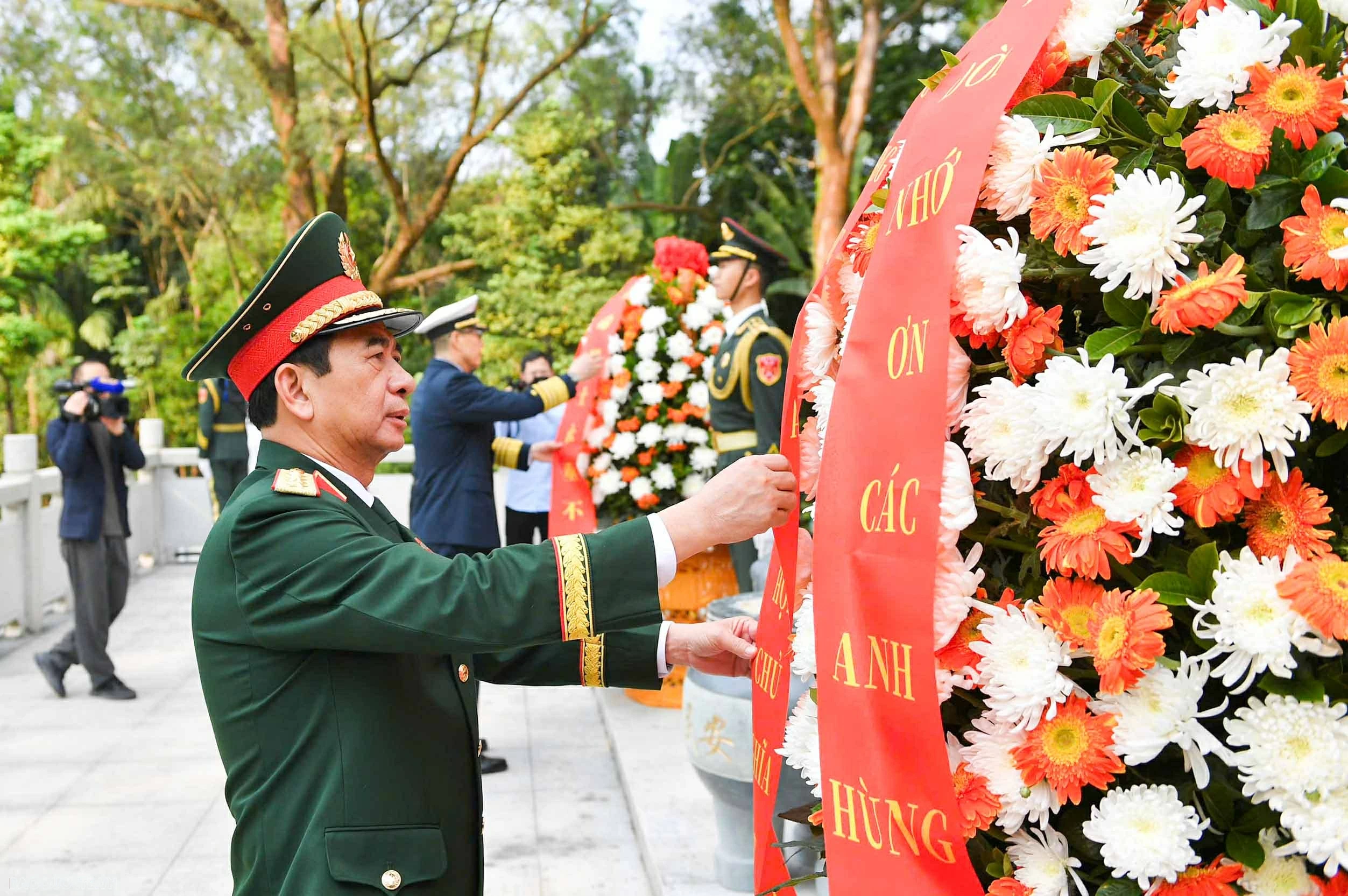 General Phan Van Giang visits China's Dongxing International Border Gate