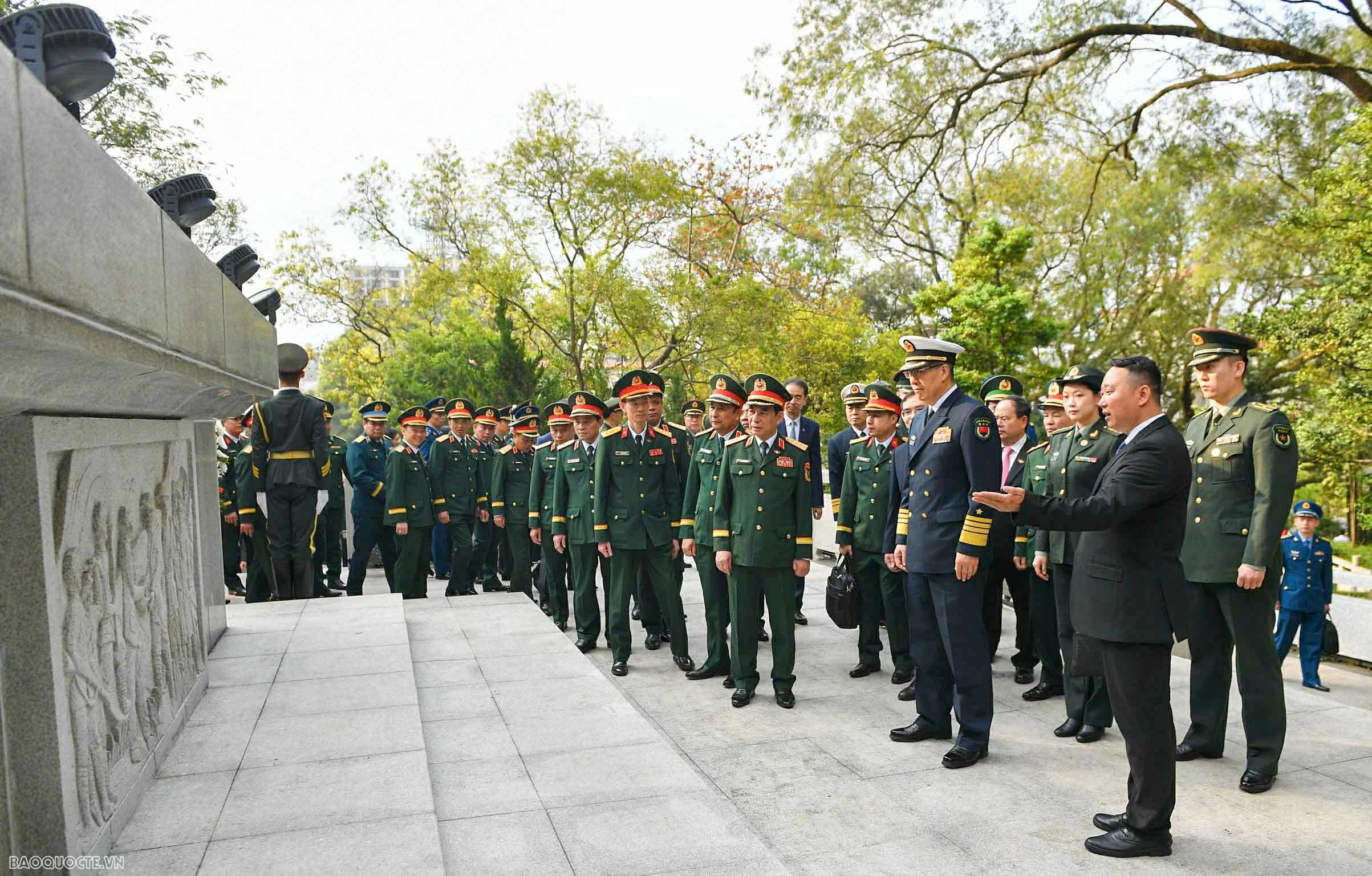 General Phan Van Giang visits China's Dongxing International Border Gate