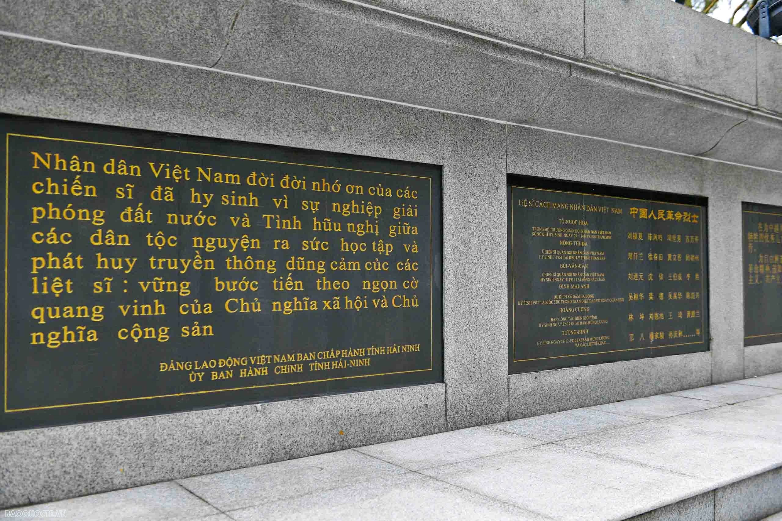 General Phan Van Giang visits China's Dongxing International Border Gate