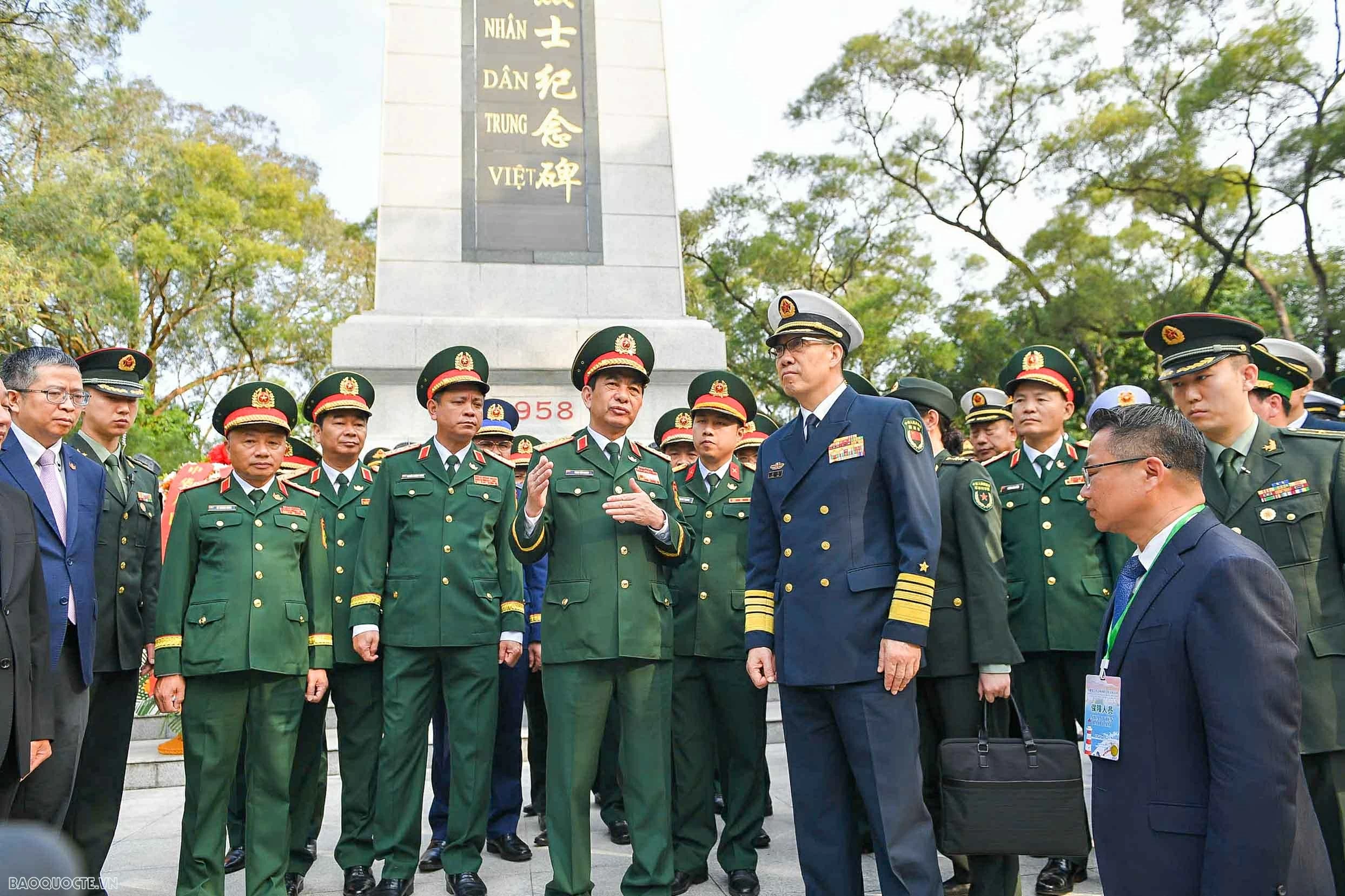 General Phan Van Giang visits China's Dongxing International Border Gate