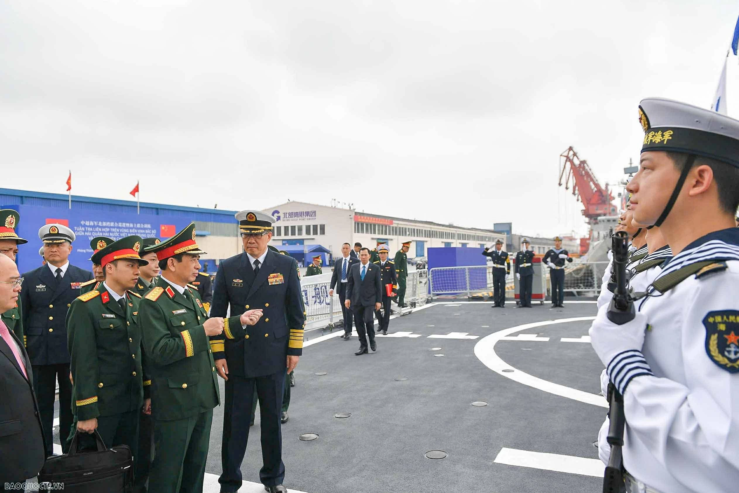 General Phan Van Giang visits China's Dongxing International Border Gate