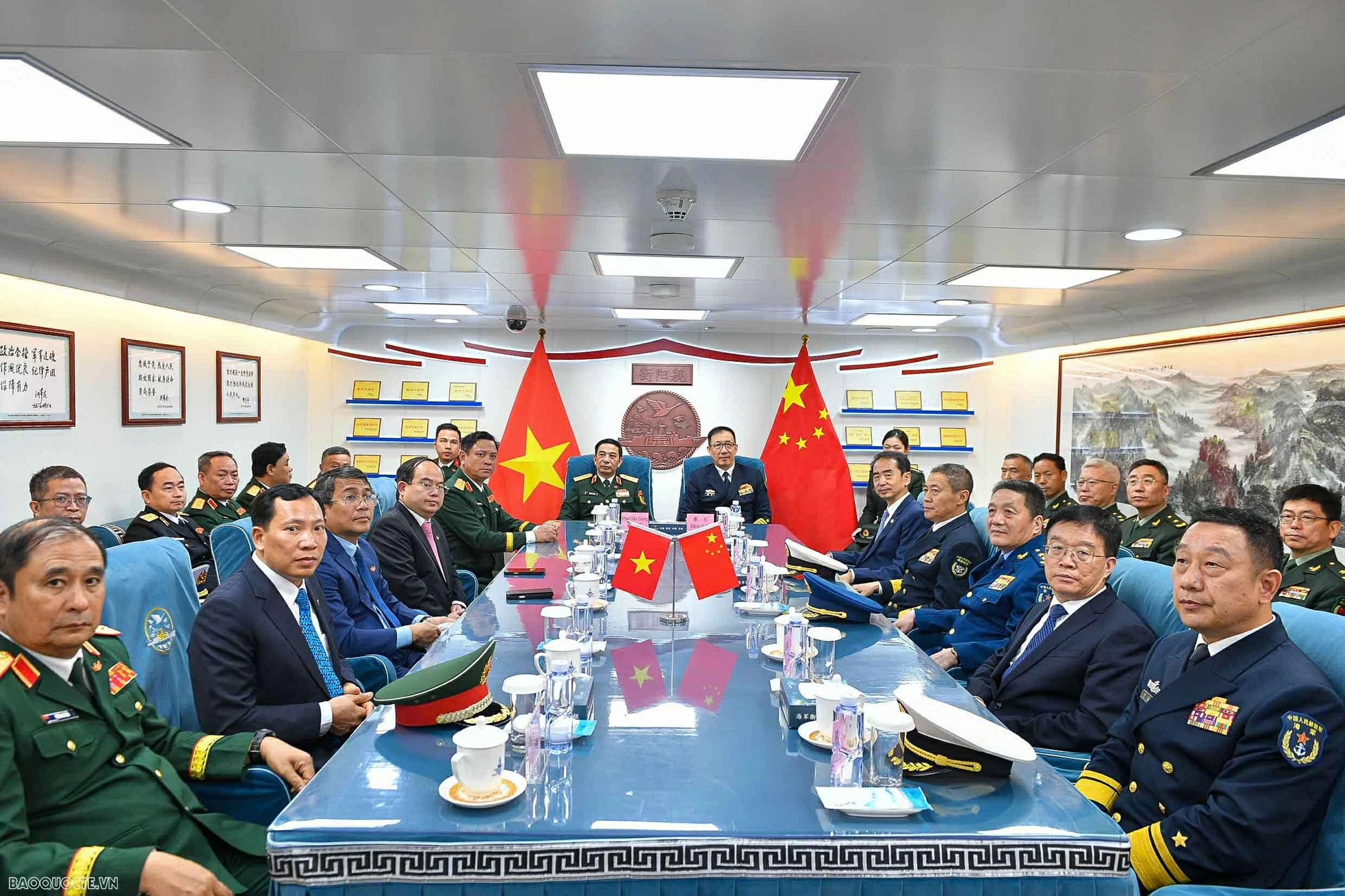 General Phan Van Giang visits China's Dongxing International Border Gate