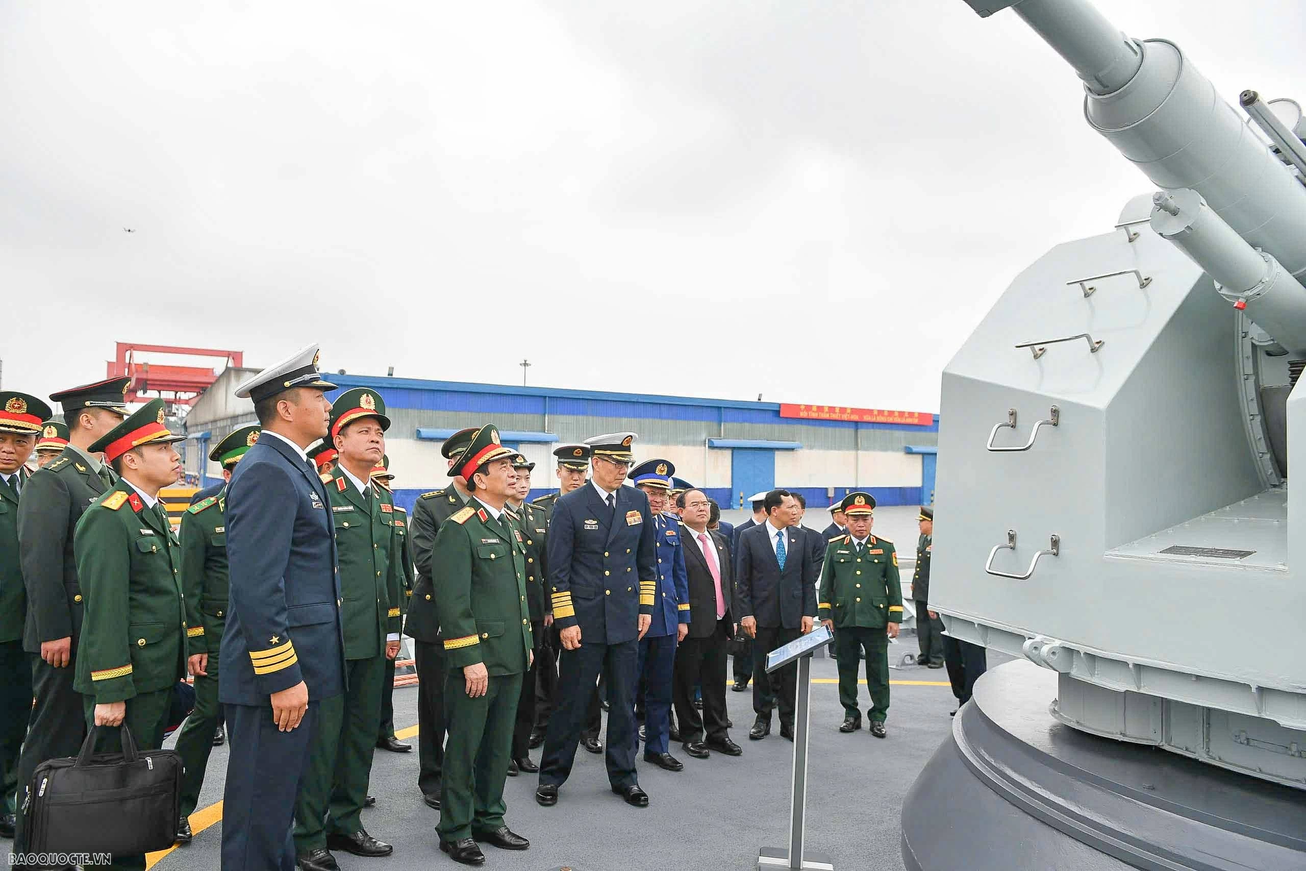 General Phan Van Giang visits China's Dongxing International Border Gate