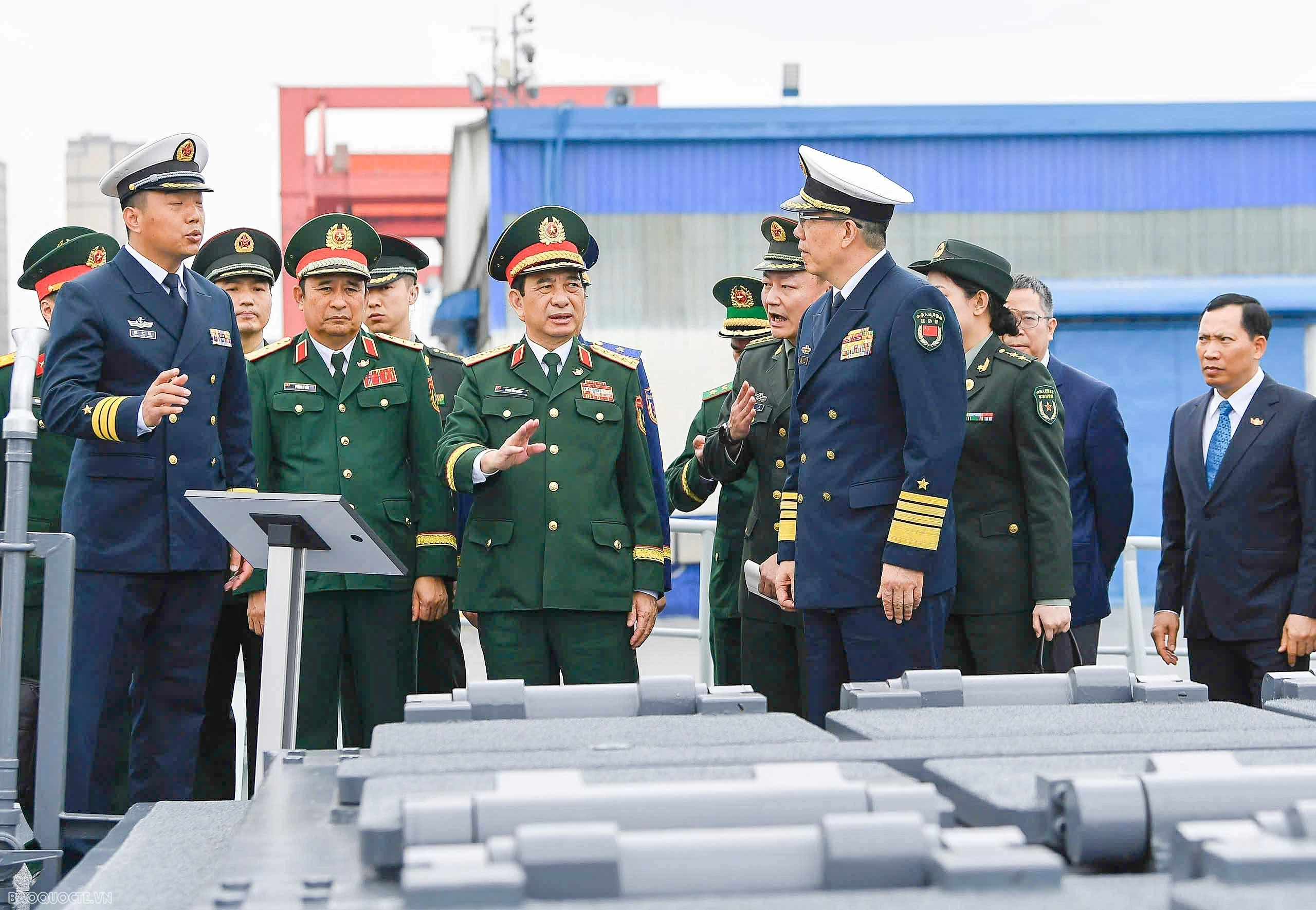 General Phan Van Giang visits China's Dongxing International Border Gate