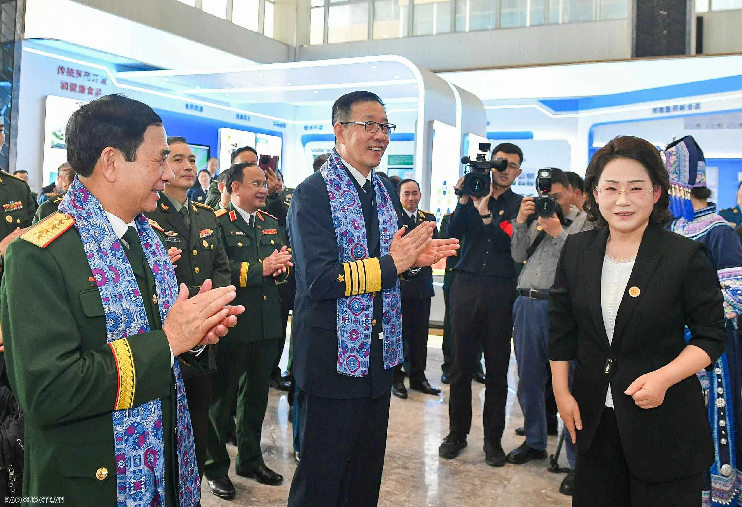 General Phan Van Giang visits China's Dongxing International Border Gate