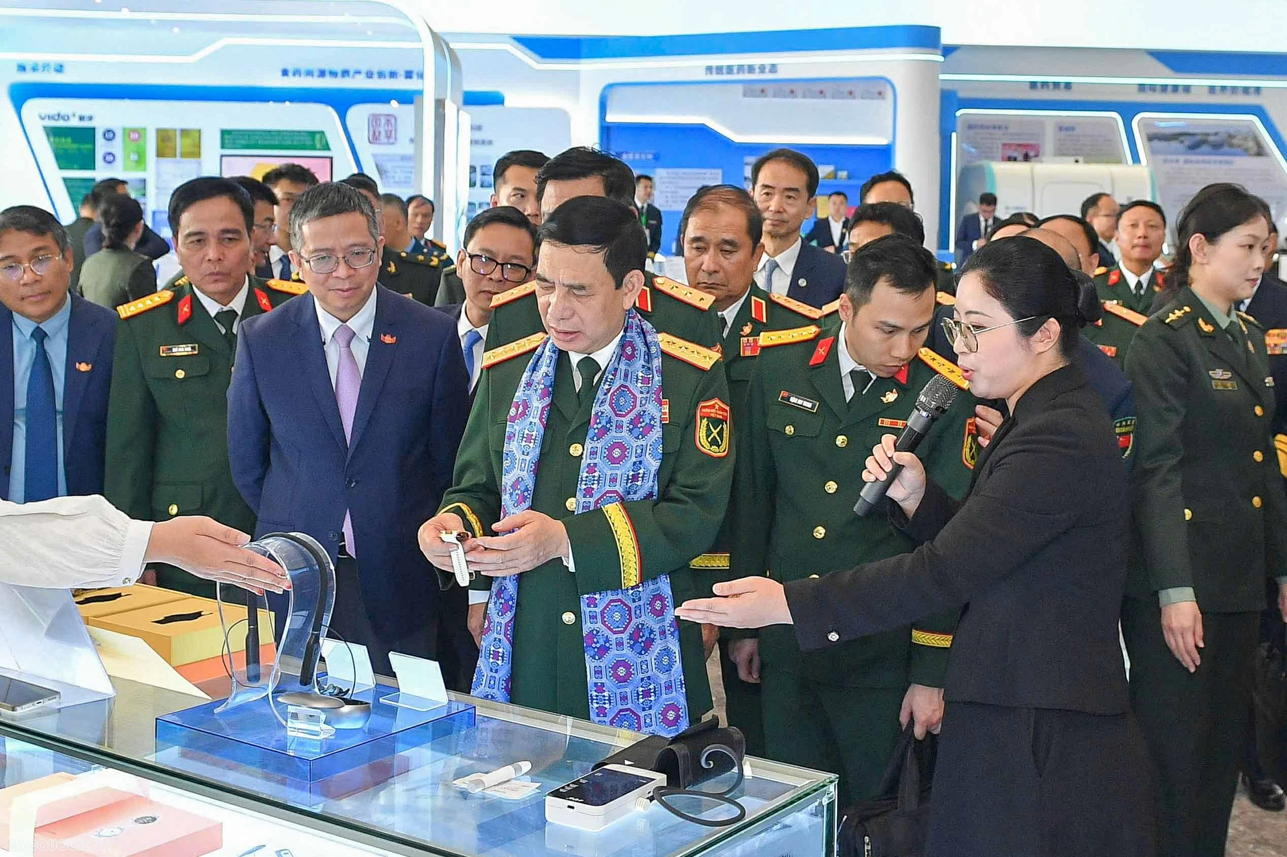 General Phan Van Giang visits China's Dongxing International Border Gate