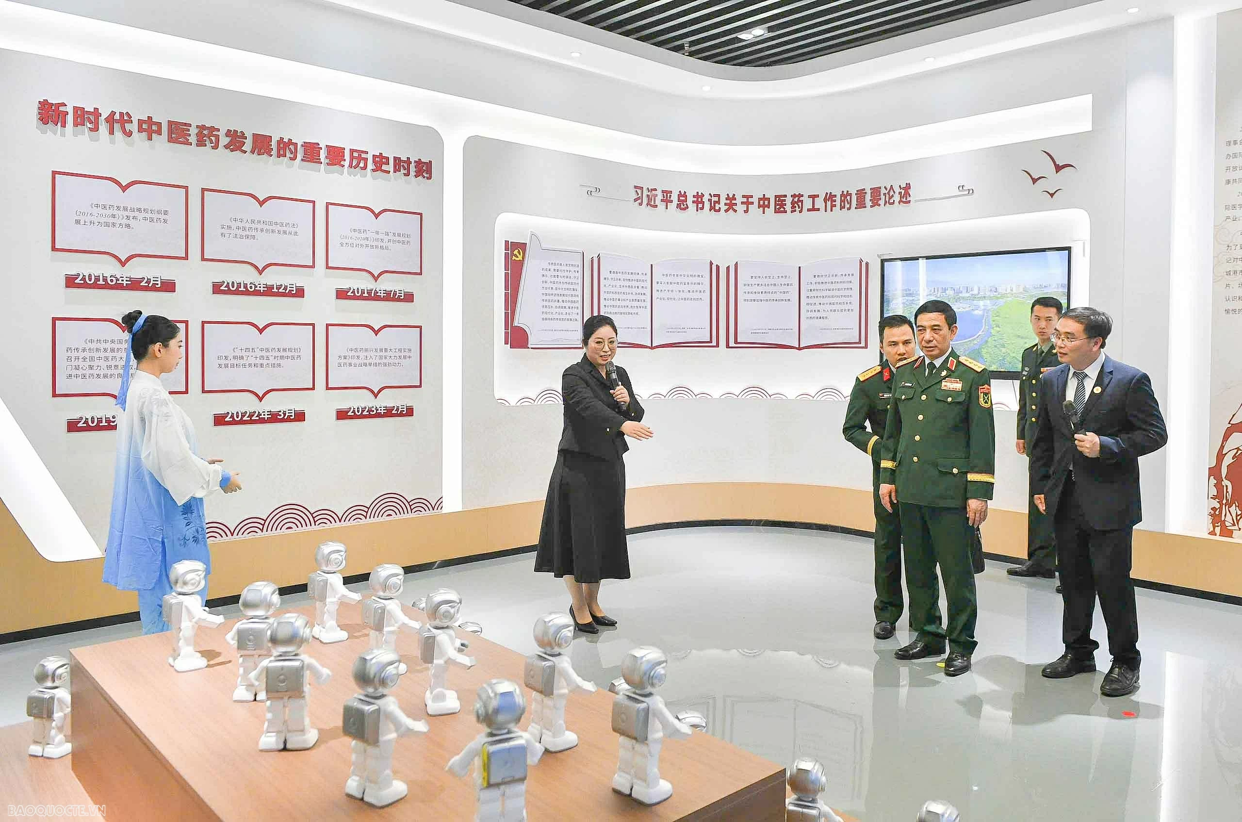 General Phan Van Giang visits China's Dongxing International Border Gate