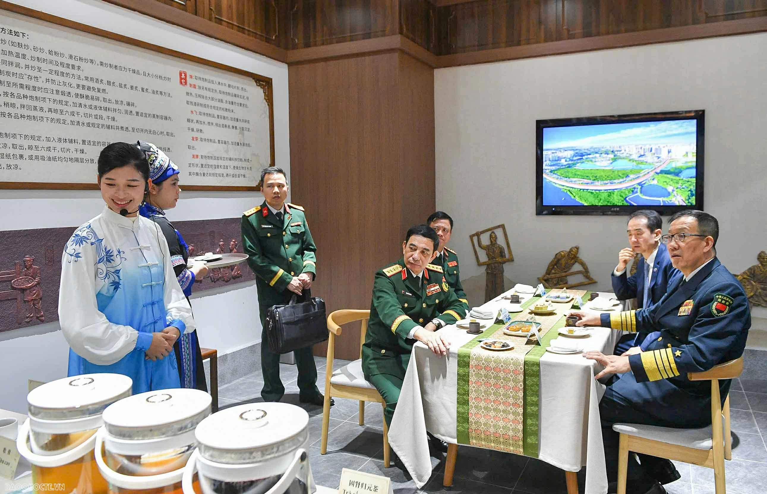 General Phan Van Giang visits China's Dongxing International Border Gate
