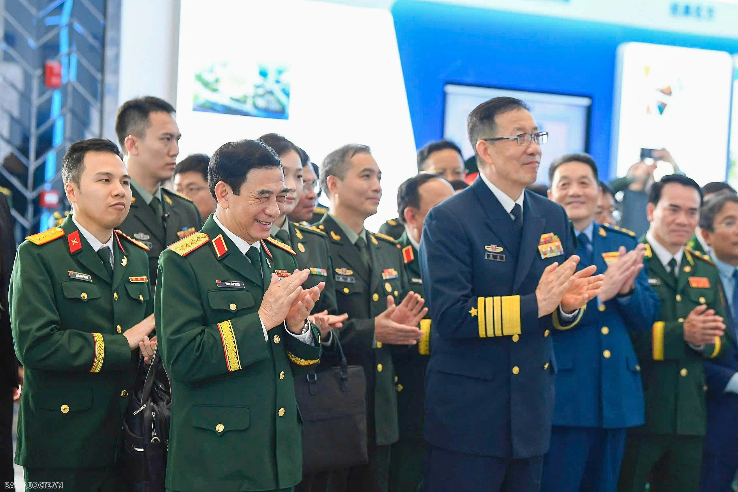 General Phan Van Giang visits China's Dongxing International Border Gate