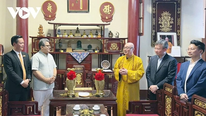 Nearly 400 diplomatic delegates enjoy spring at Huong Pagoda