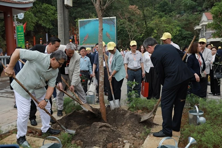 Nearly 400 diplomatic delegates enjoy spring at Huong Pagoda
