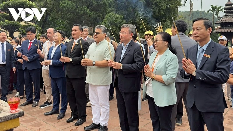 Nearly 400 diplomatic delegates enjoy spring at Huong Pagoda