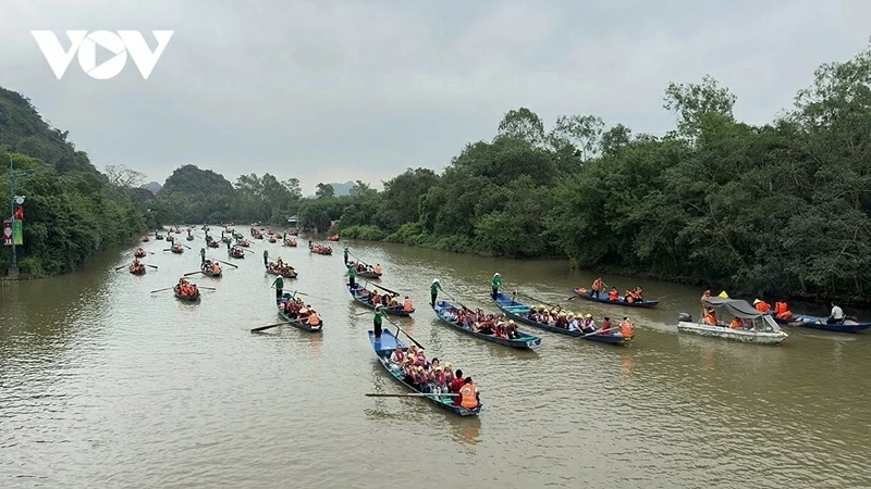 Nearly 400 diplomatic delegates enjoy spring at Huong Pagoda Nearly 400 diplomatic delegates enjoy spring at Huong Pagoda